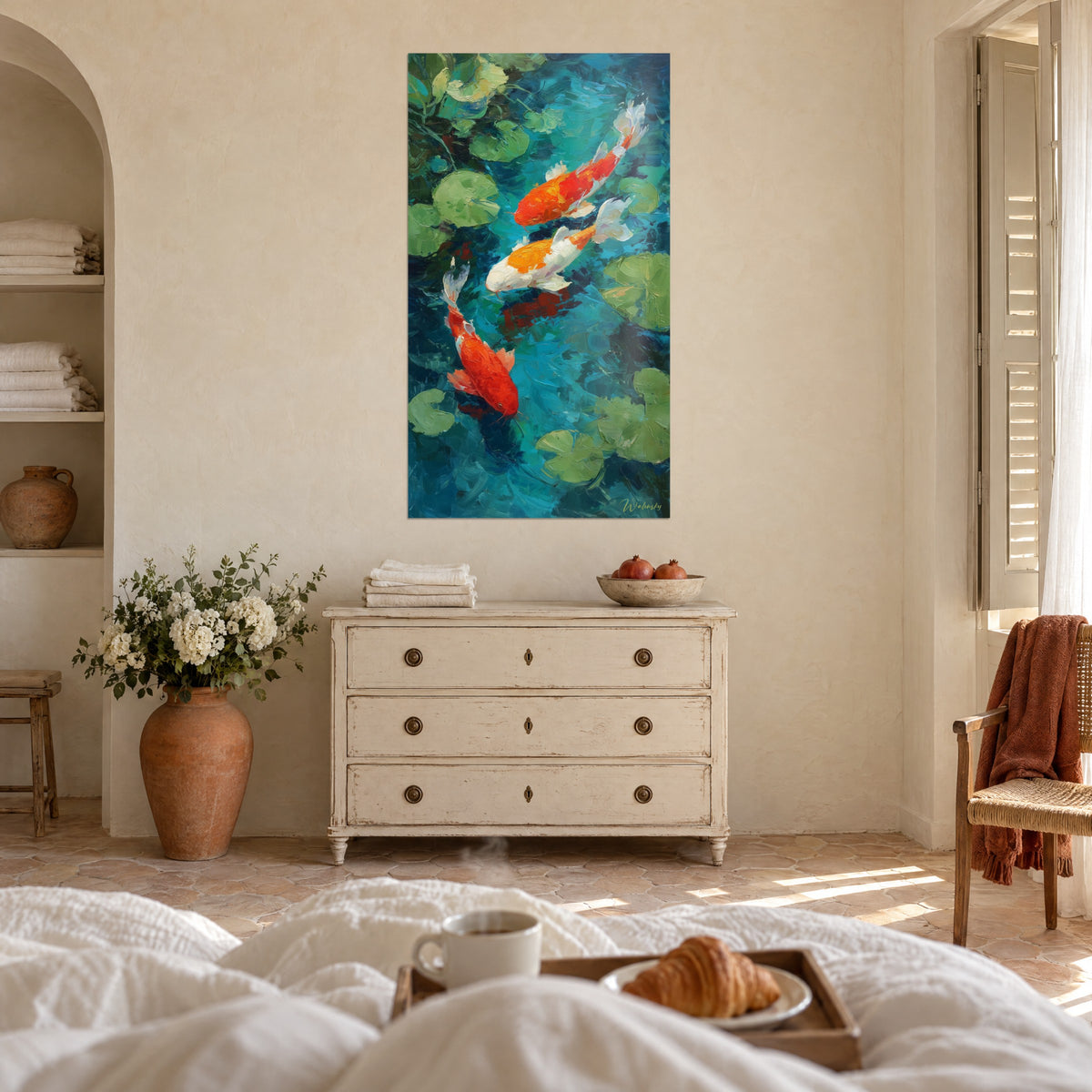 Quadro di tre koi arancio vivo e bianco crema tra ninfee verde tenue, onda blu anatra, sopra un letto in una camera luminosa