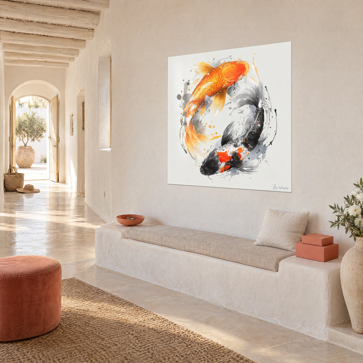 Quadro pesci ad acquerello, pinne ambrate e schizzi grigi, appeso in un corridoio bianco a volta
