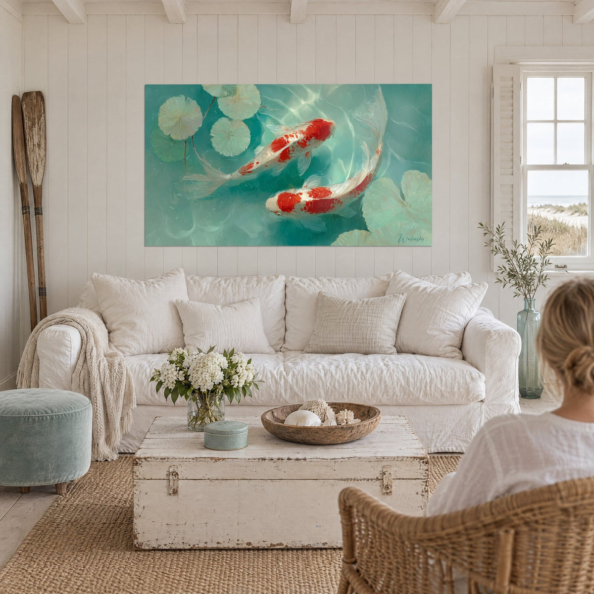 Schilderij twee rood-witte koikarpers die zwemmen in turquoise water, bleke waterlelies, boven een bank in een lichte woonkamer