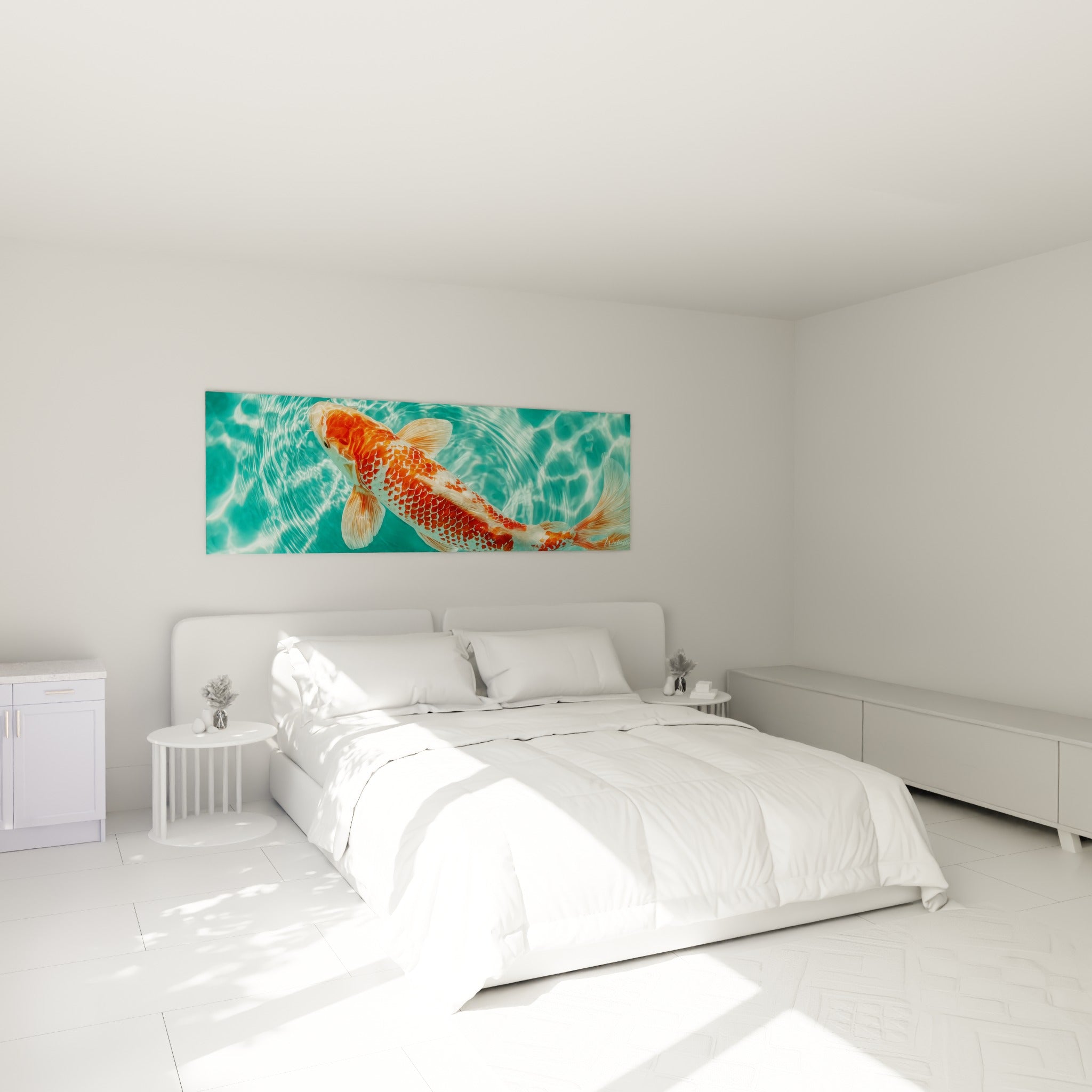 Poisson Koi corail glissant dans l'eau turquoise, accroché au-dessus d'un lit dans une chambre claire