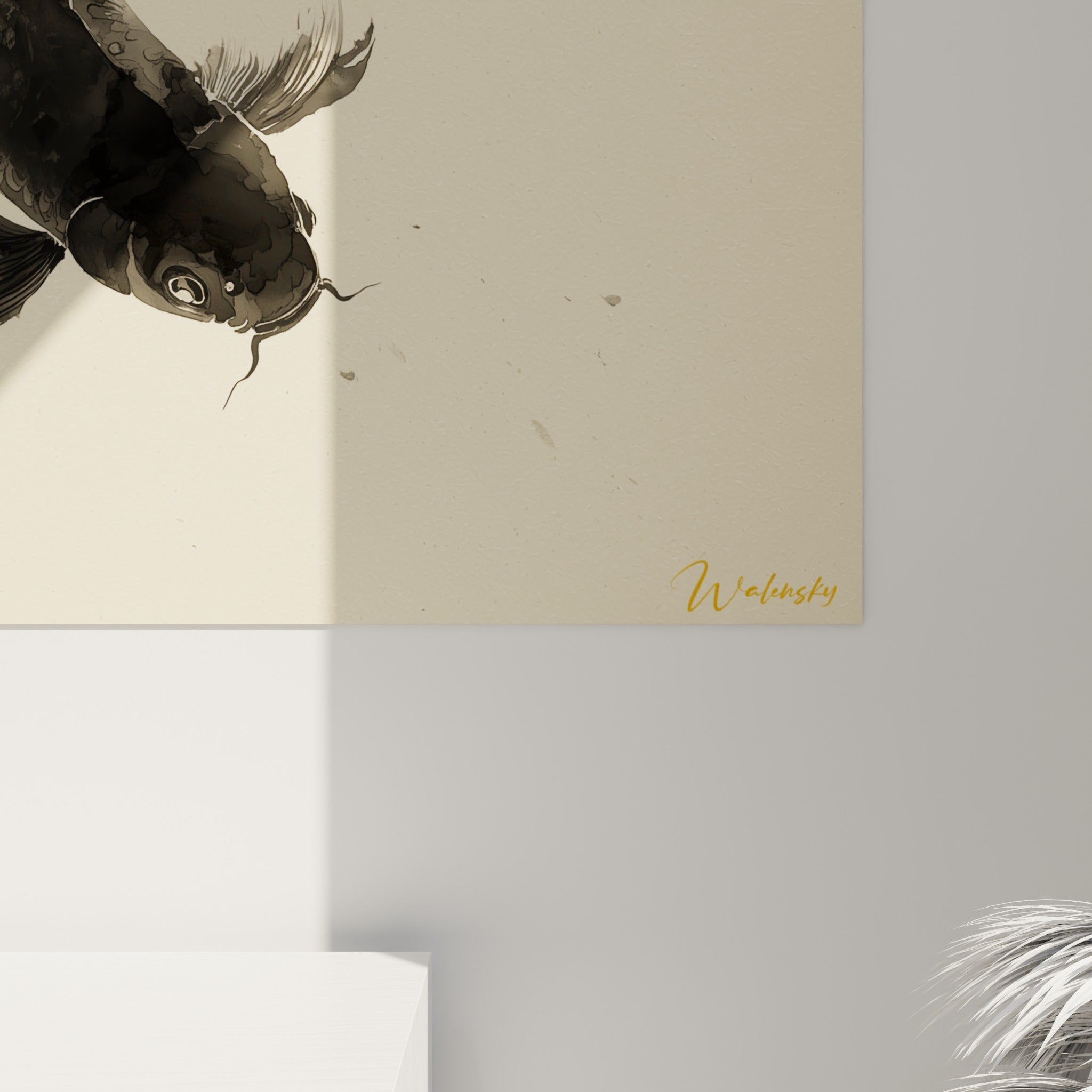 Détail des nageoires koi noires striées de gris, coulures d'encre visibles sur la toile ivoire