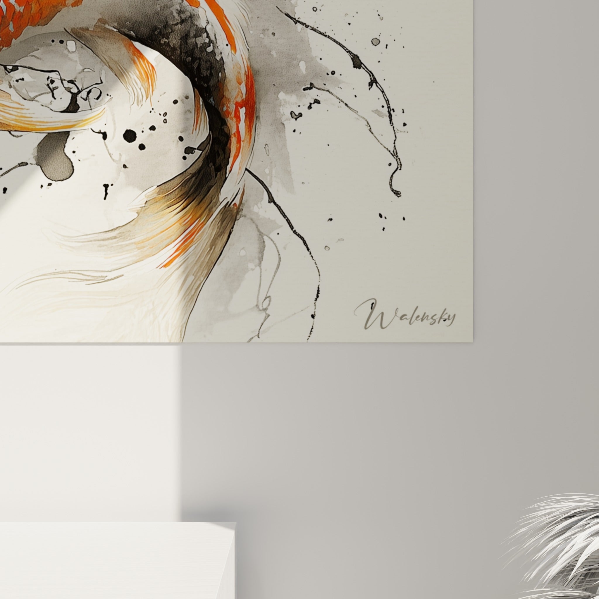 Détail des écailles orange et des coulures d'encre grise sur ce tableau koï accroché au mur