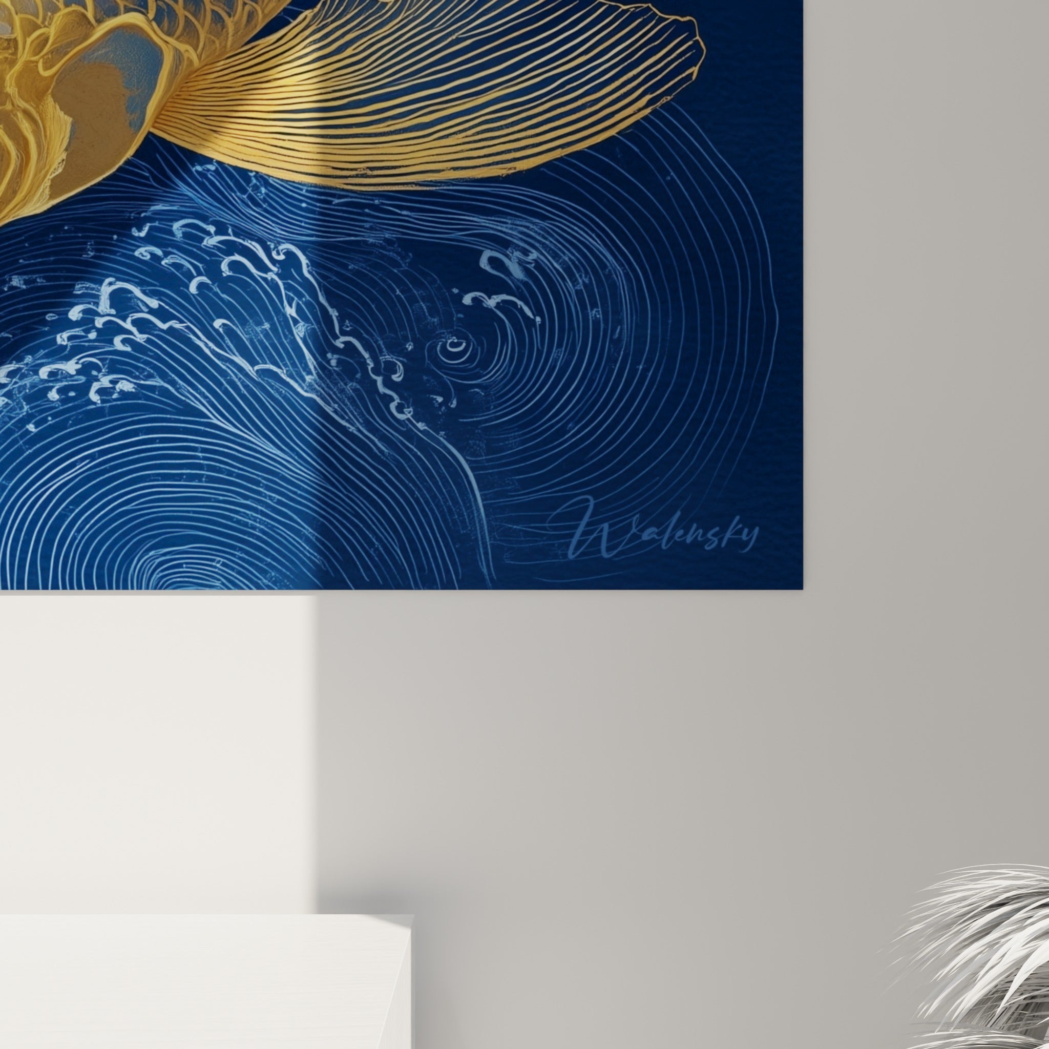 Détail des écailles dorées et des traits fins du koi se détachant sur le bleu marine profond