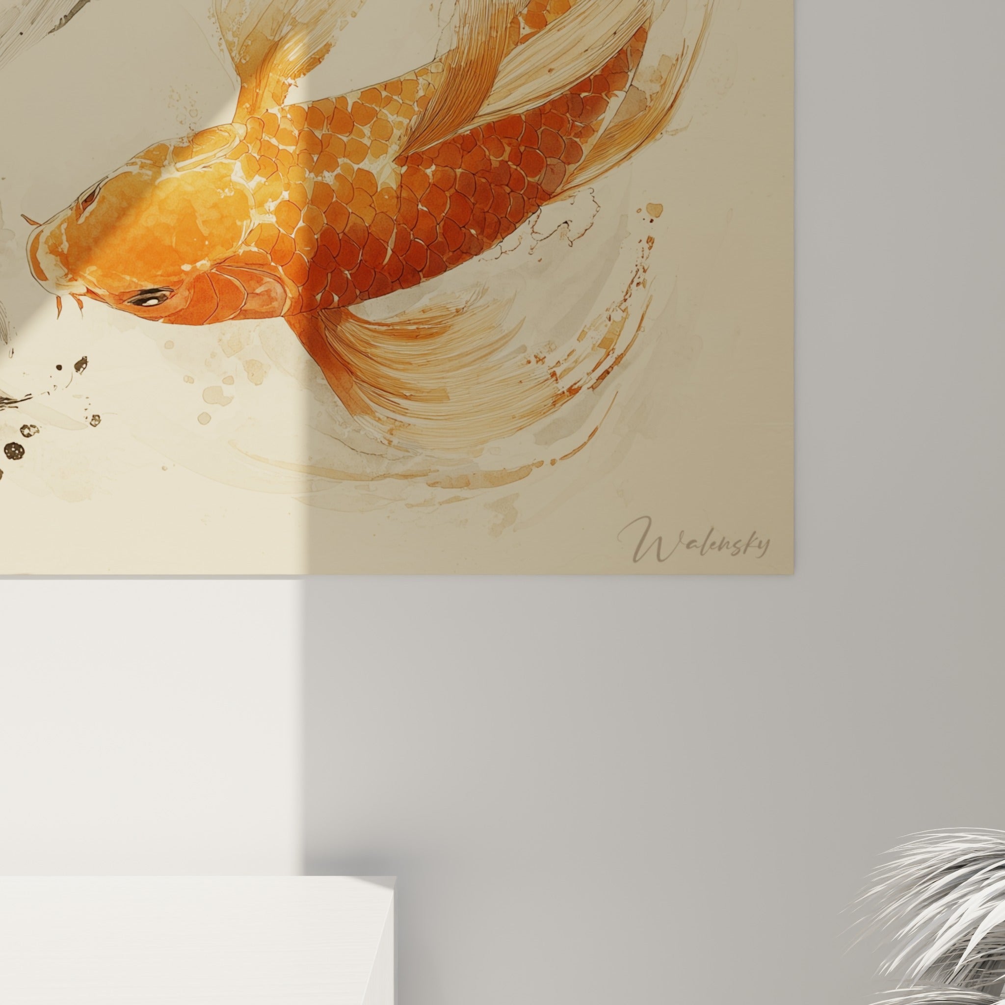 Détail des écailles et coulures d'encre sur la carpe koï orange et le fond beige texturé
