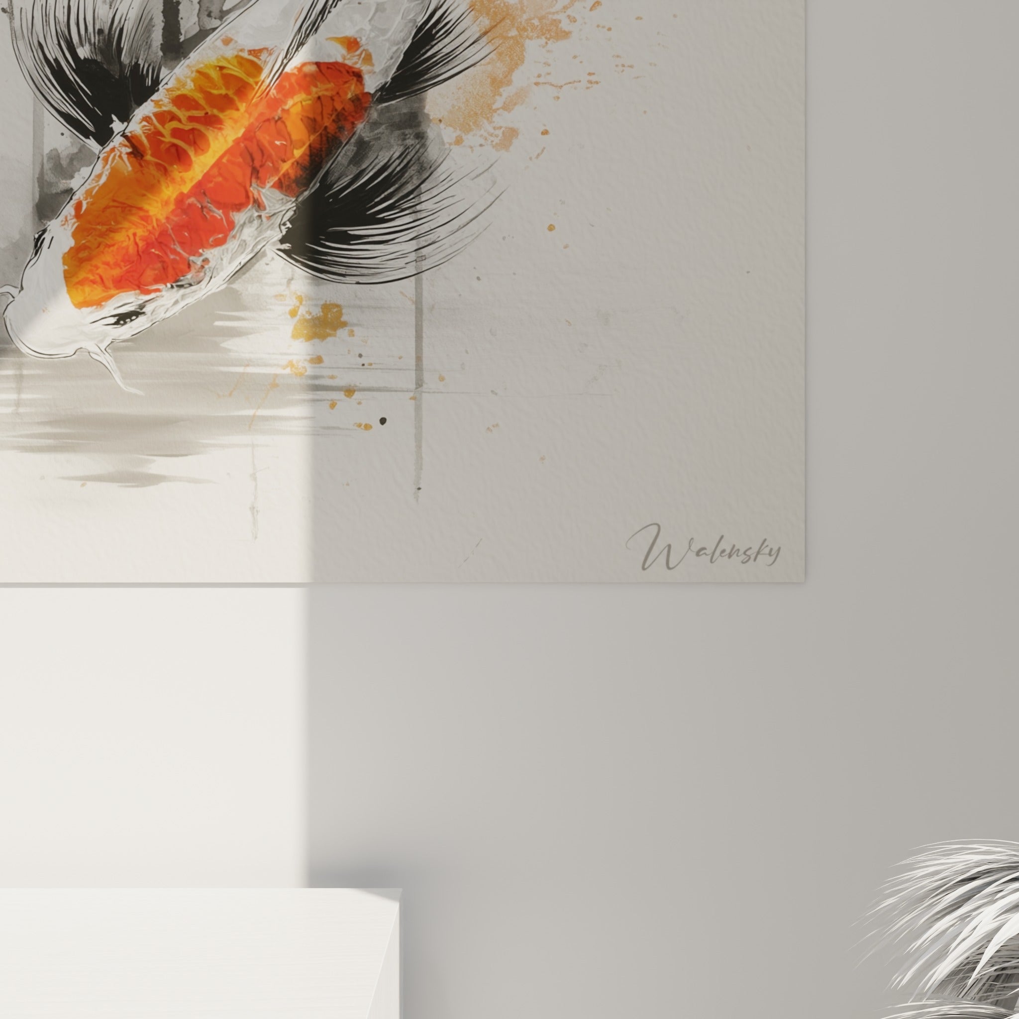 Détail des écailles orangées et des coulures d'encre grise sur ce tableau koï accroché