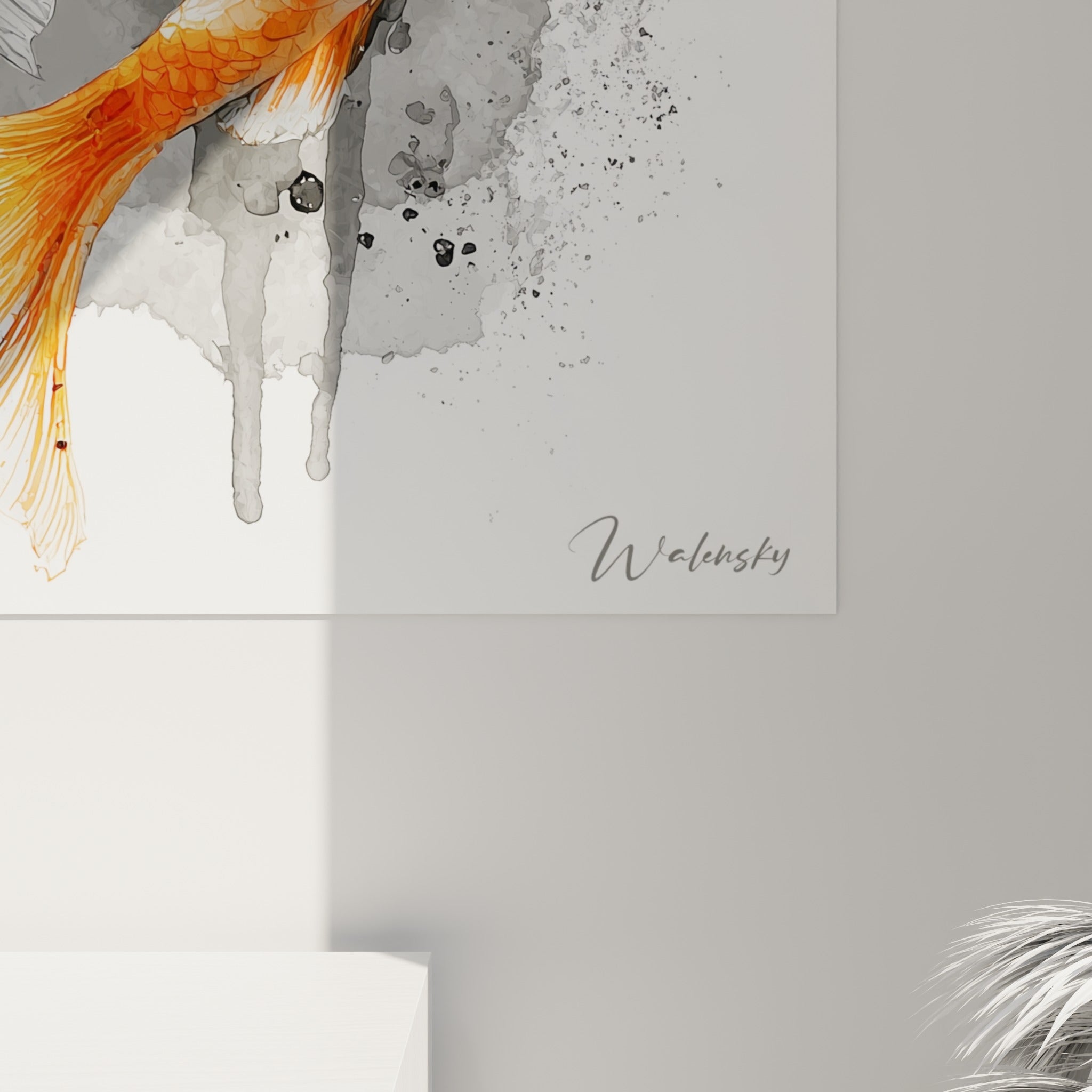 Détail des écailles orange et grises de la carpe koï avec éclaboussures d'aquarelle visibles
