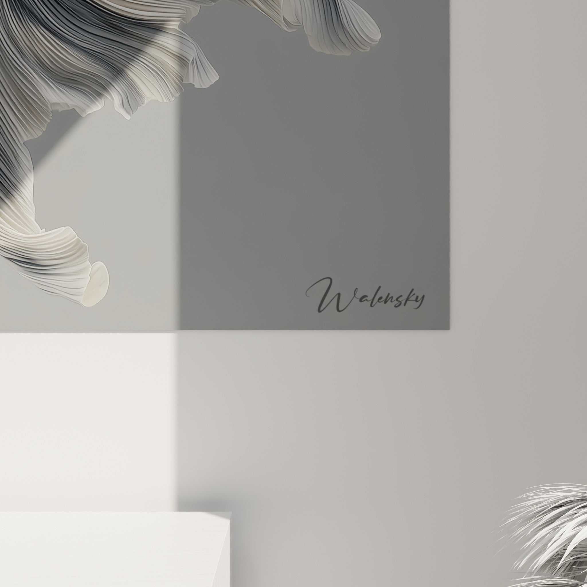 Détail des écailles gris anthracite et des pétales blancs sculptés du koi, grain et relief visibles