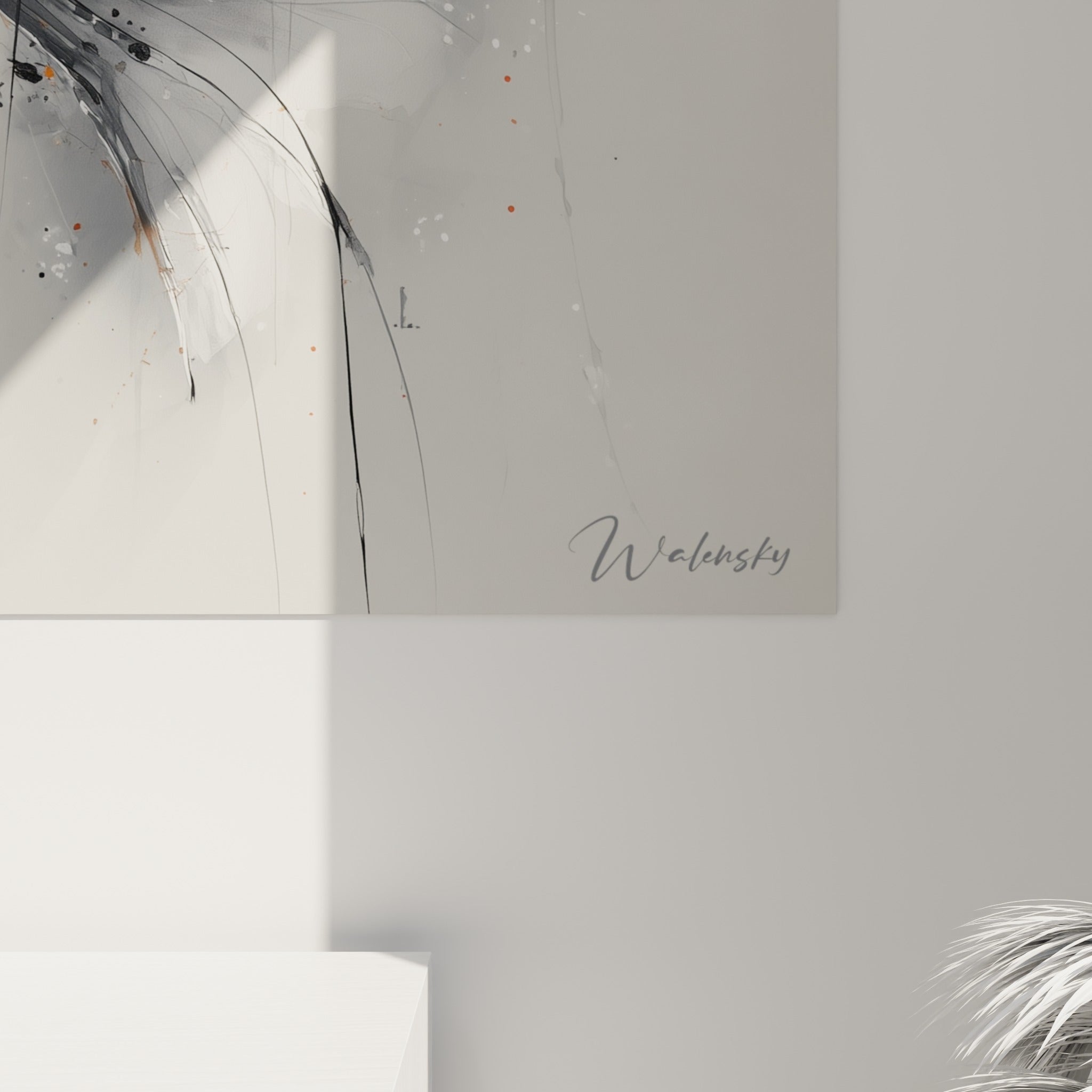 Détail des écailles orange et des coulures noires encrées, matière granuleuse visible sur la toile accrochée