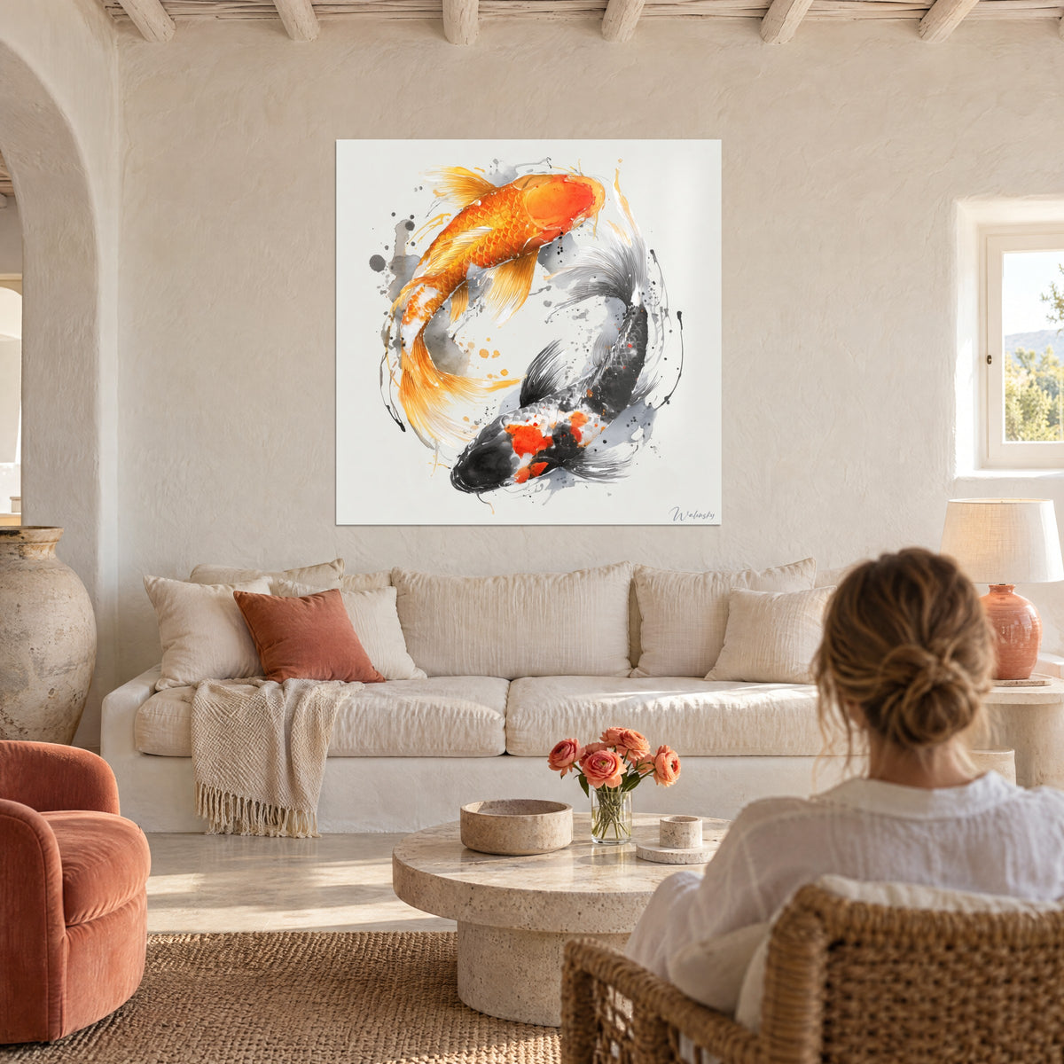 Quadro carpa koi arancione arrotolata attorno a una carpa nera e bianca, sopra un divano in un soggiorno luminoso
