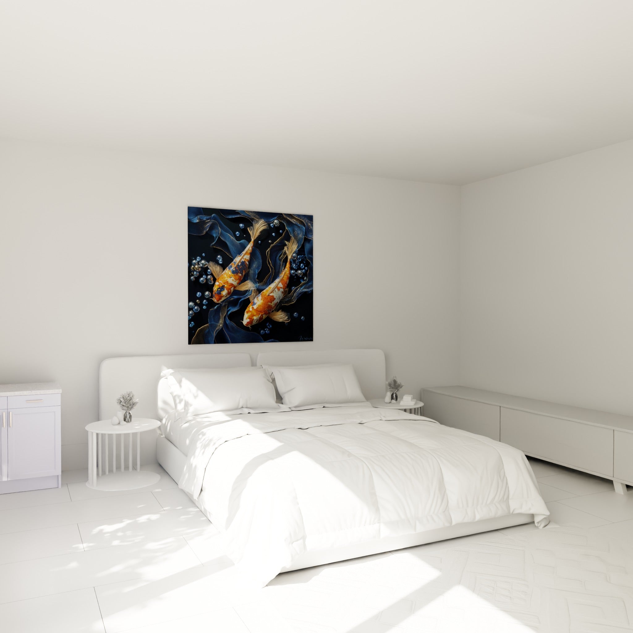 Koi doré et bleu marine glissant en diagonale, accroché au-dessus d'un lit dans une chambre claire