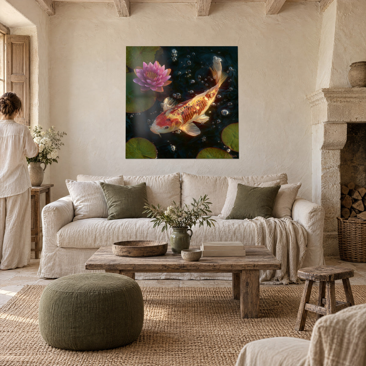 Cuadro carpa koi naranja deslizándose junto a un nenúfar rosa, agua negra y burbujas, sobre un sofá en un salón luminoso