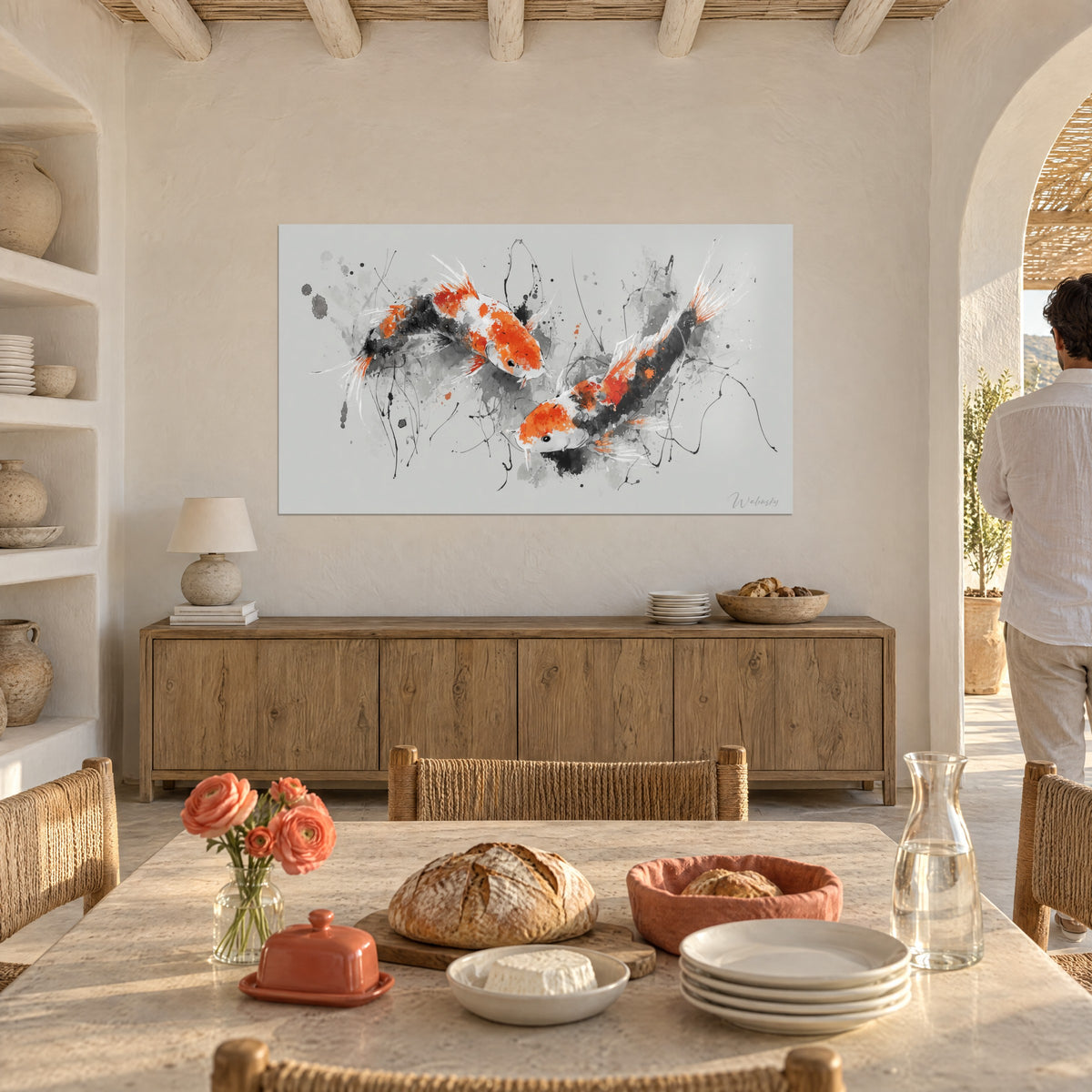 Gemälde zwei wirbelnde Koi mit spitzen weißen Flossen, orangefarbene Flecken und schwarze Tintentropfen, an der Wand eines gewölbten Wohnraums mit Holzbuffet