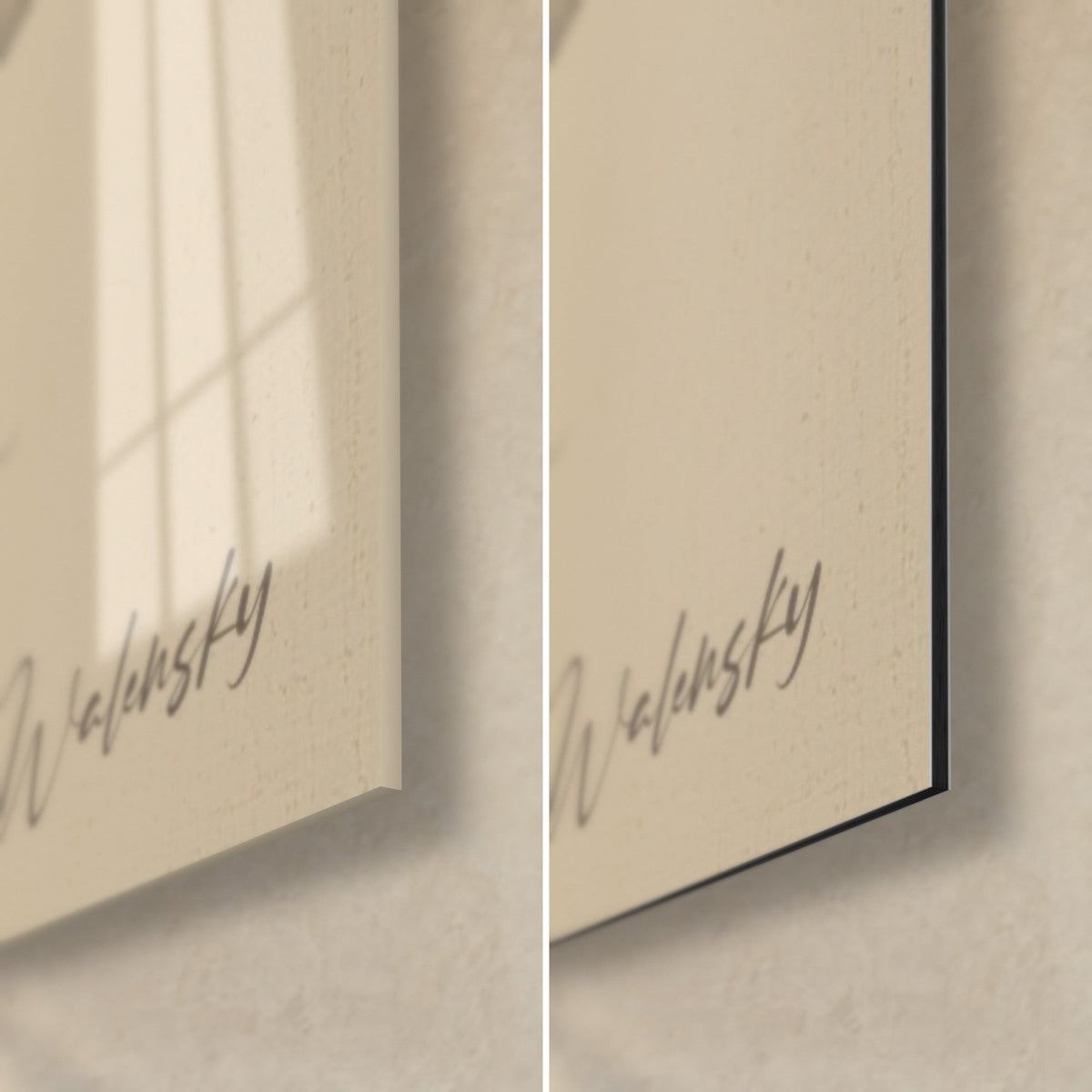 Gemälde schwarzer Koi mit langen Flossen, untere rechte Ecke: glänzendes Acrylglas, das das Fenster spiegelt, matte beige Dibond-Aluminium