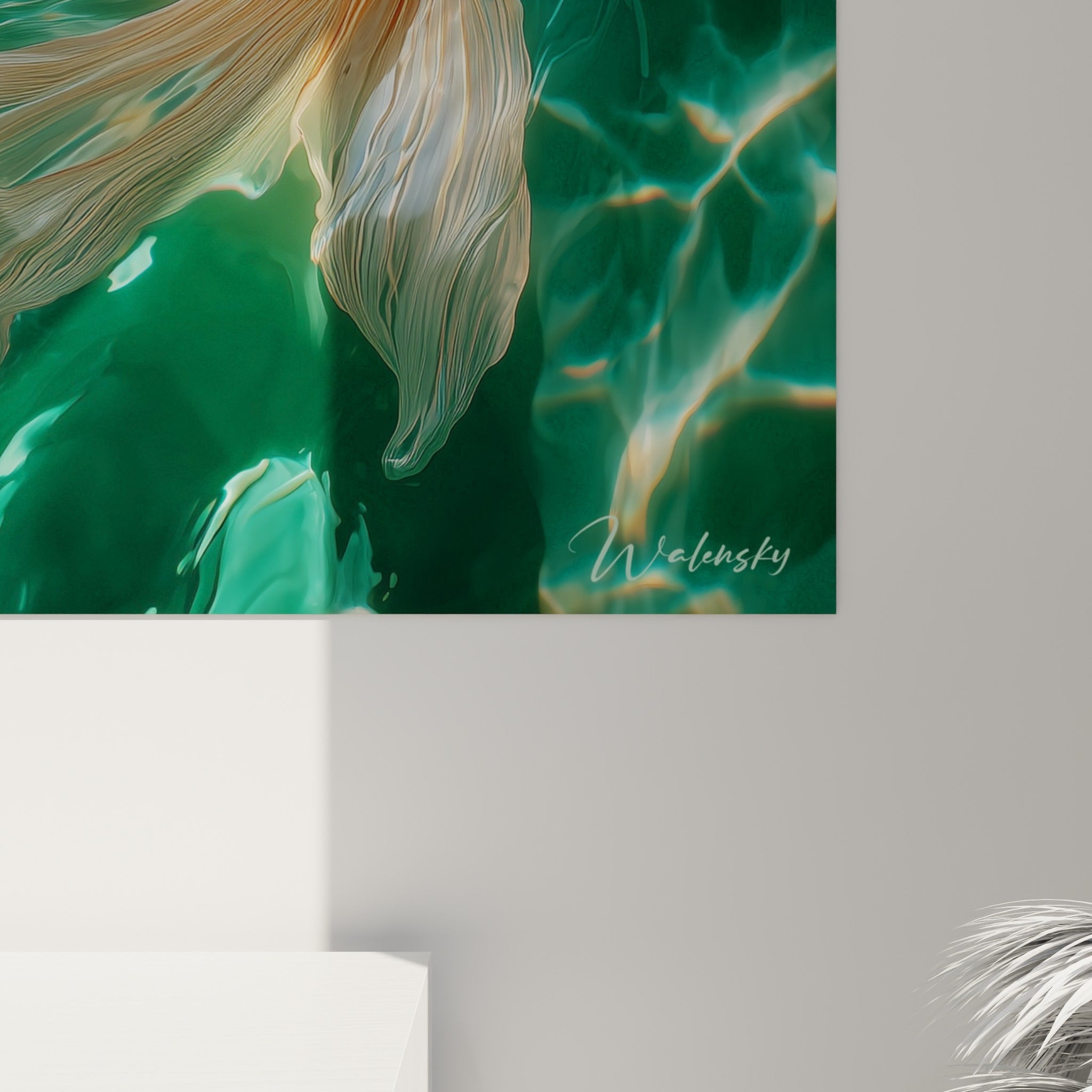 Écailles orange et blanches de la koï détaillées, matière lisse et reflets émeraude visibles de près sur la toile