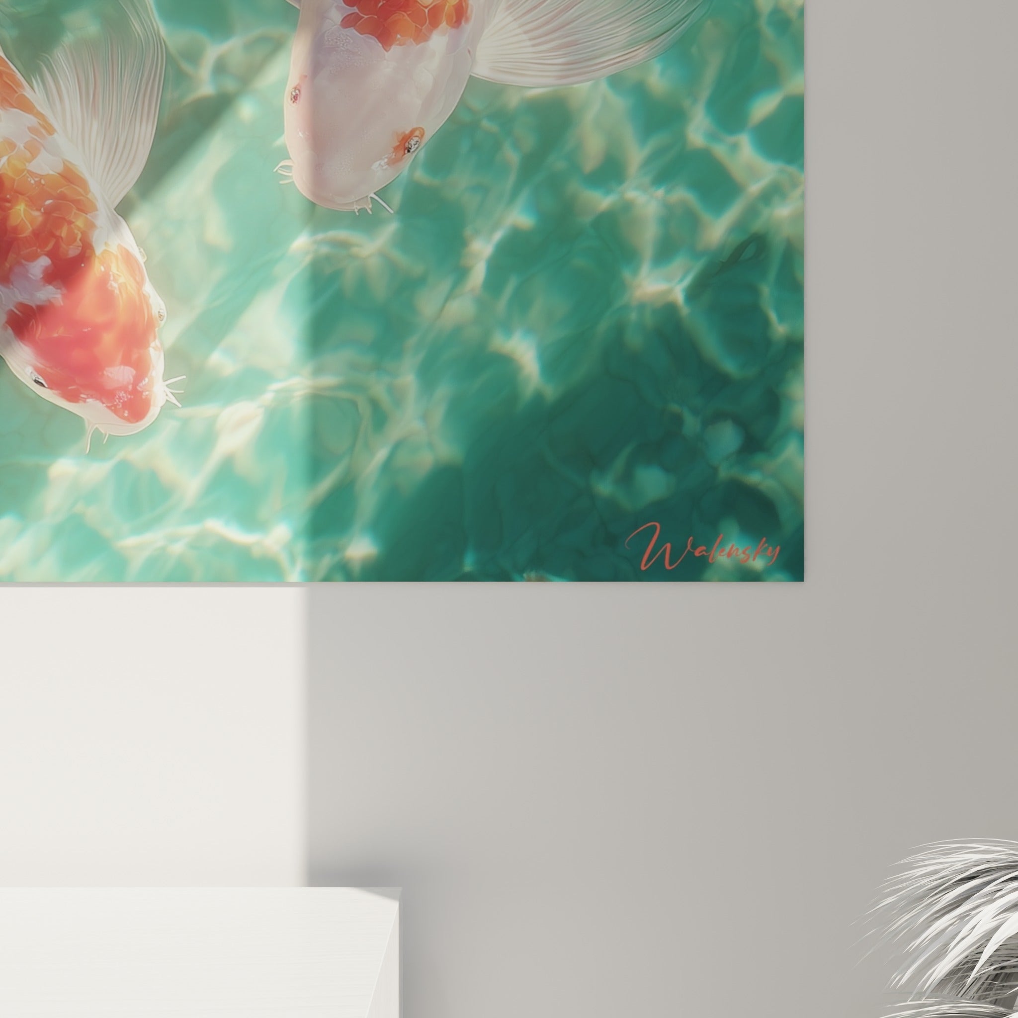 Écailles orange vif et nageoires translucides des koï se détachant sur des reflets turquoise cristallins