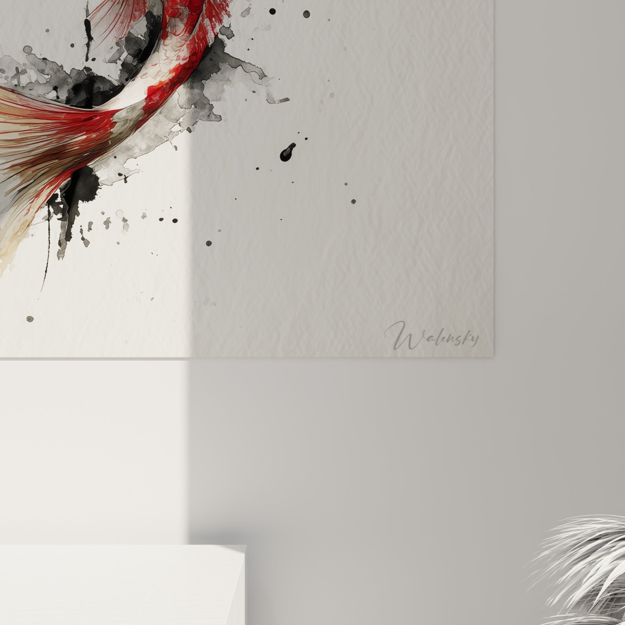 Écailles rouges et coulures d'encre grise de la carpe Koi visibles en gros plan sur toile texturée