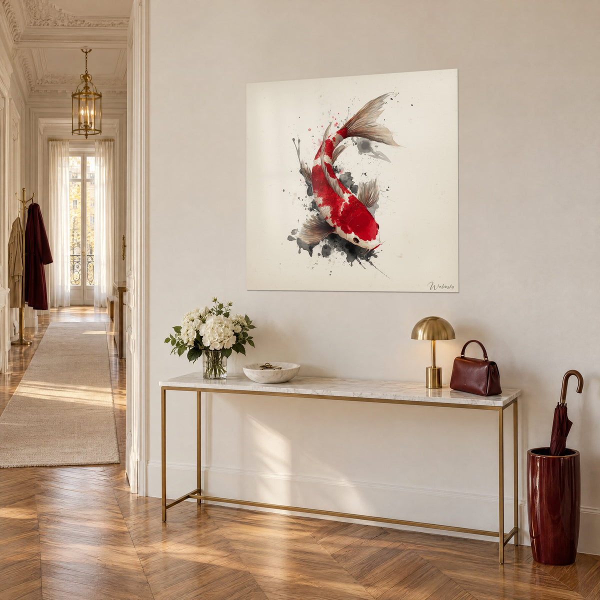 Schilderij rode en witte goudvis met glanzende schubben, zwarte spatten op crèmekleurige achtergrond, boven een vergulde console