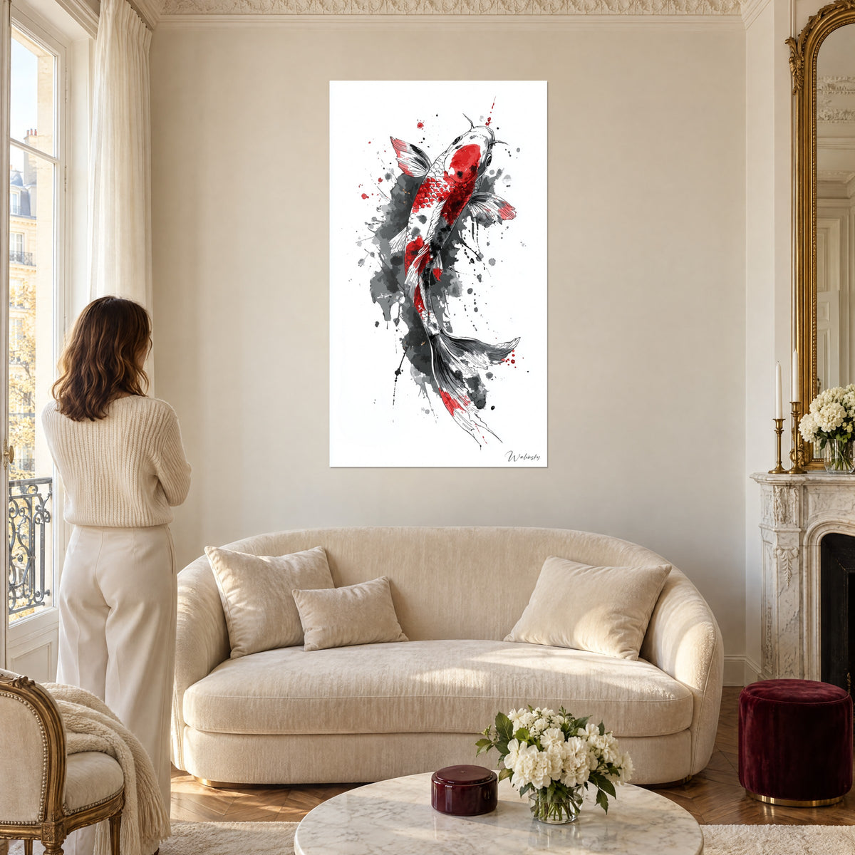 Quadro carpa koi rosso vivo e nero, schizzi di inchiostro grigio su fondo bianco, una donna di spalle, sopra un divano in un soggiorno luminoso