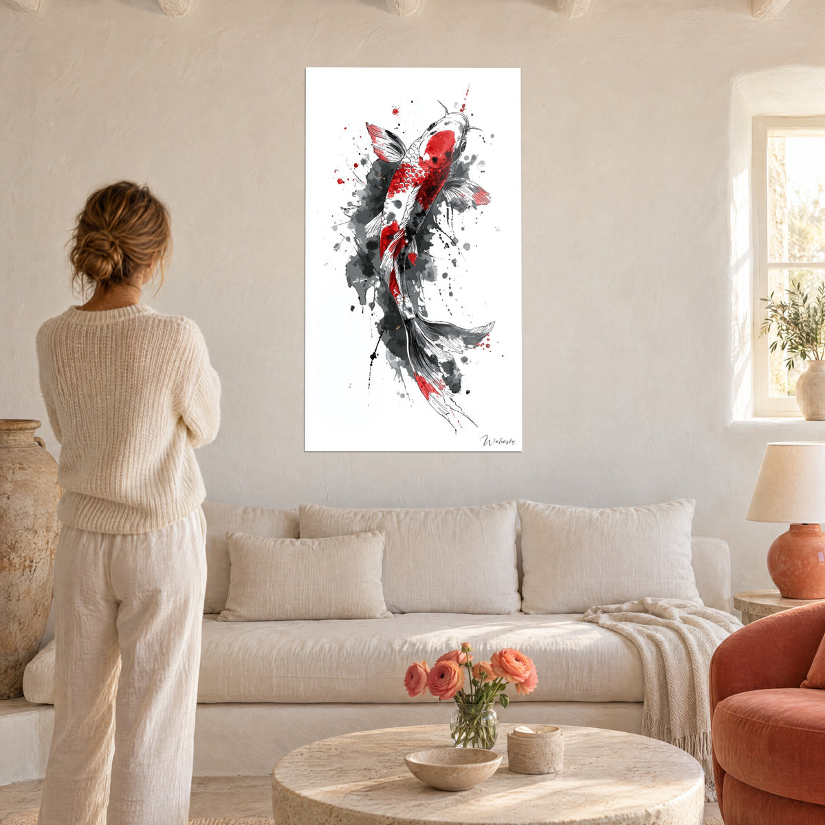 Schilderij met rode en witte koi, grijze inktvlekken, vrouw van achteren, boven een bank in een lichte woonkamer