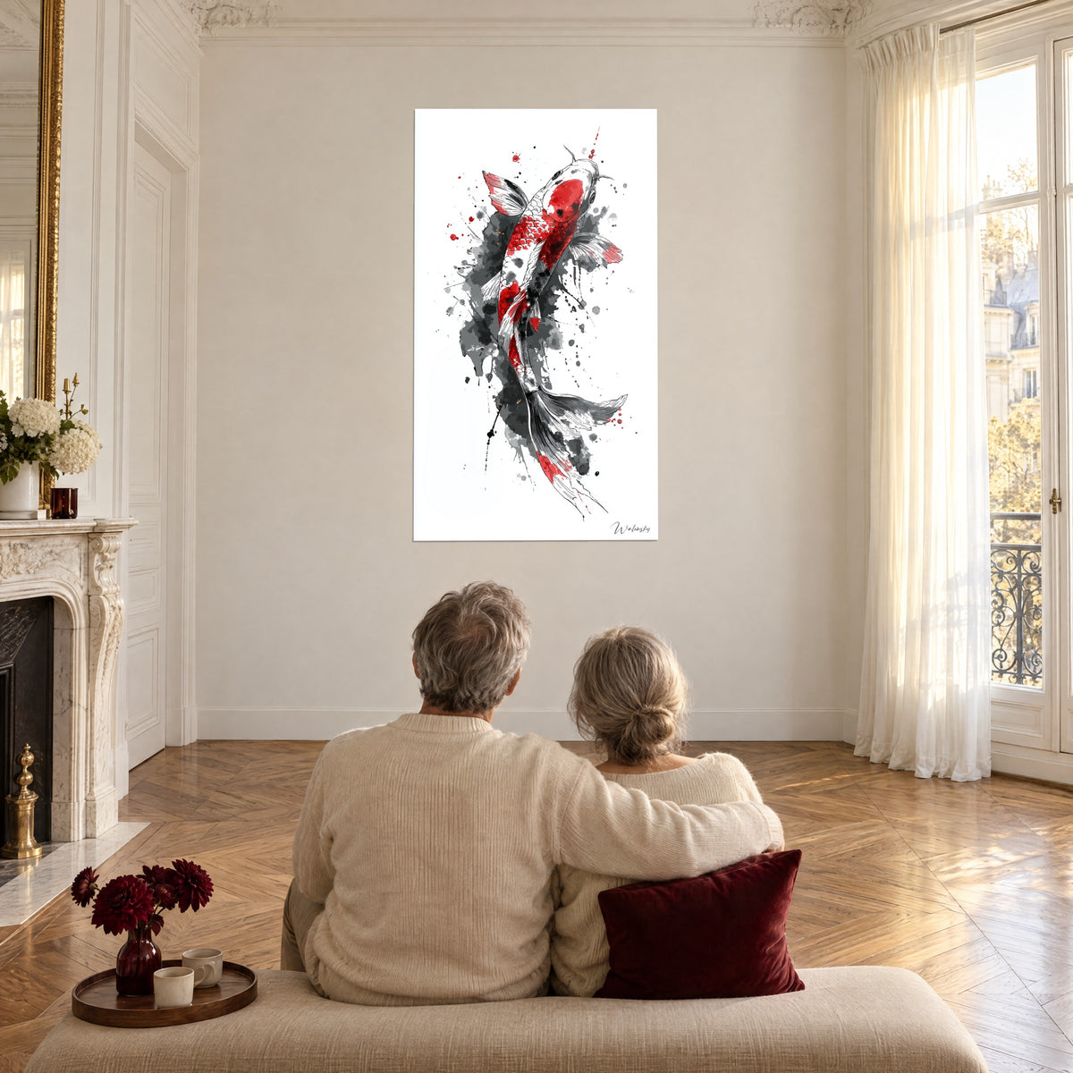 Quadro koi che nuota in una nuvola d'inchiostro nero, macchie rosse e bianche, ammirato da una coppia di spalle seduta su una panca in un salotto in stile haussmanniano