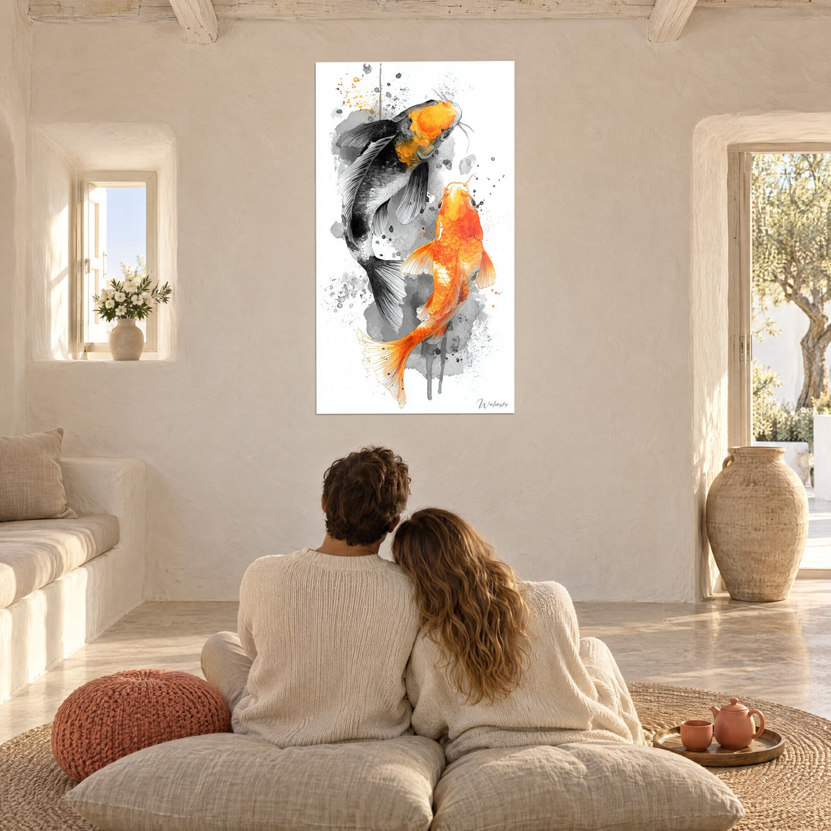 Cuadro carpas japonesas frente a frente, naranja flamígero y gris ahumado, pared blanca de un salón donde una pareja abrazada contempla la obra