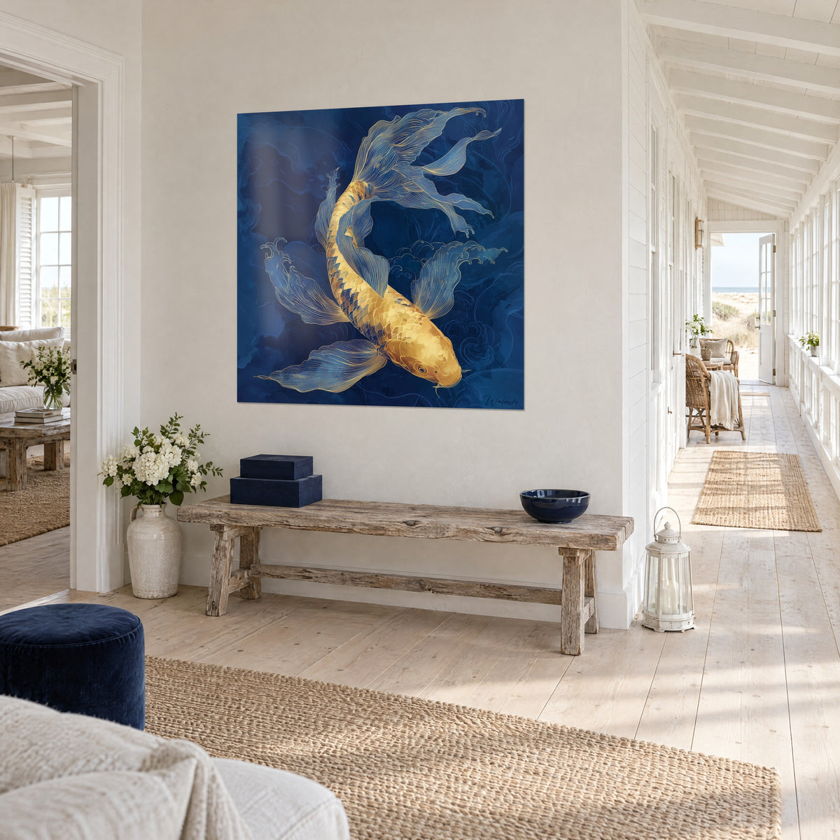 Quadro pesce d'oro dalle squame ambrate, pinne blu reale come vele sottili, parete bianca di un corridoio sul mare