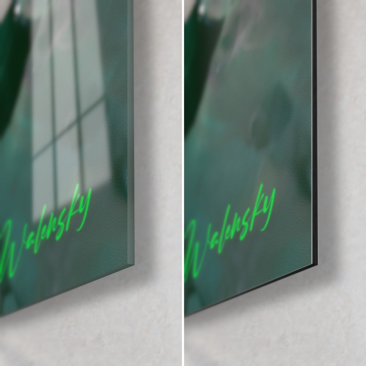 Quadro koi arancio in uno stagno smeraldo, angolo in basso a destra: vetro lucido a sinistra, Dibond nero opaco a destra, bordo da 3 mm