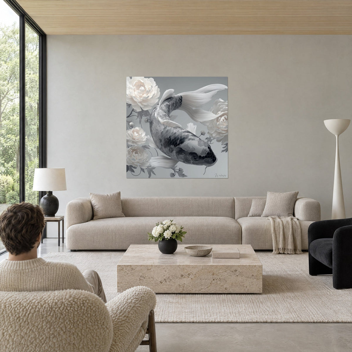 Cuadro carpa koi gris pizarra rodeada de peonías blancas, escamas finamente cinceladas, encima de un sofá en un salón luminoso