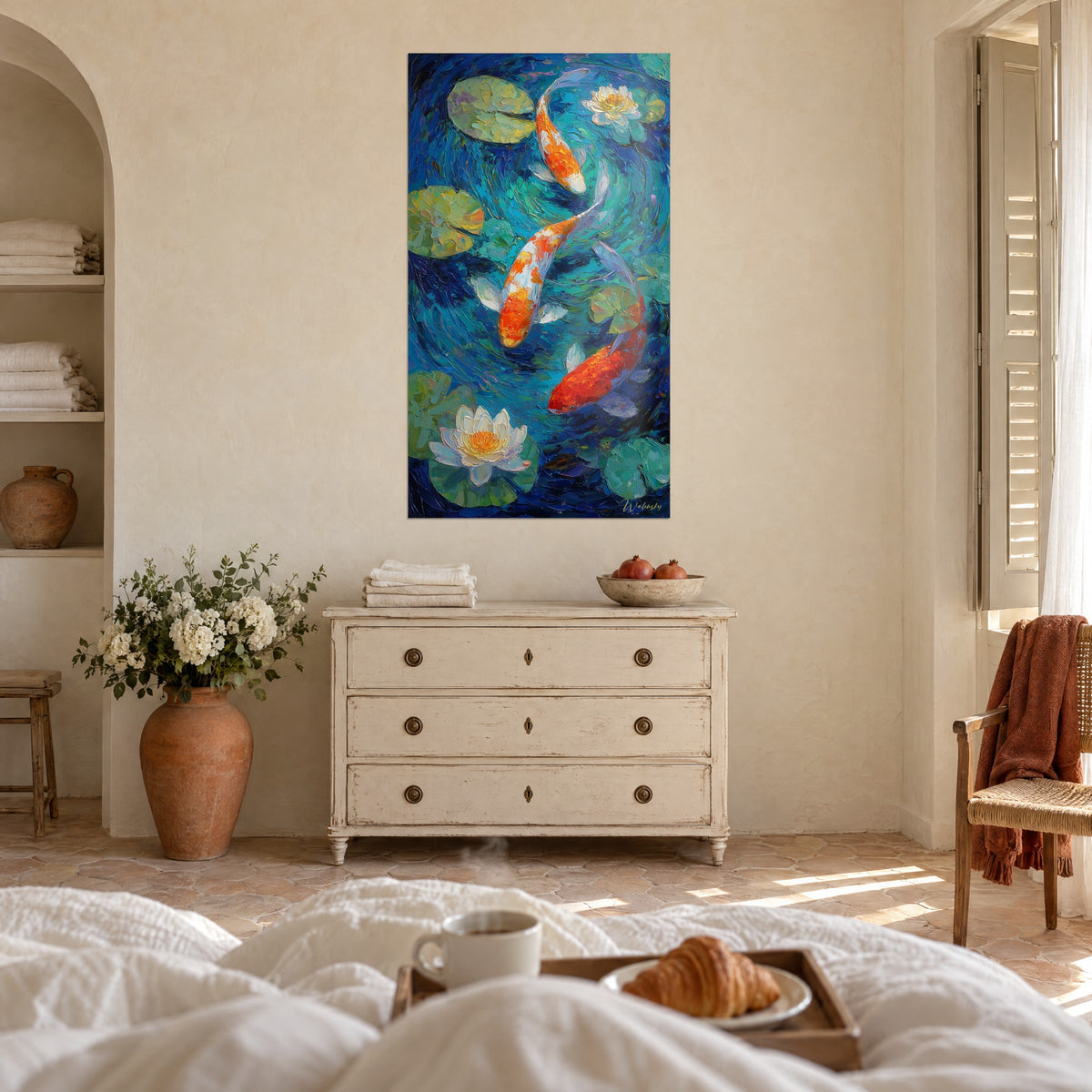 Quadro di ninfea color crema con cuore giallo e pesci arancioni su acqua turchese, impasto con spatola, sopra un letto in una camera luminosa