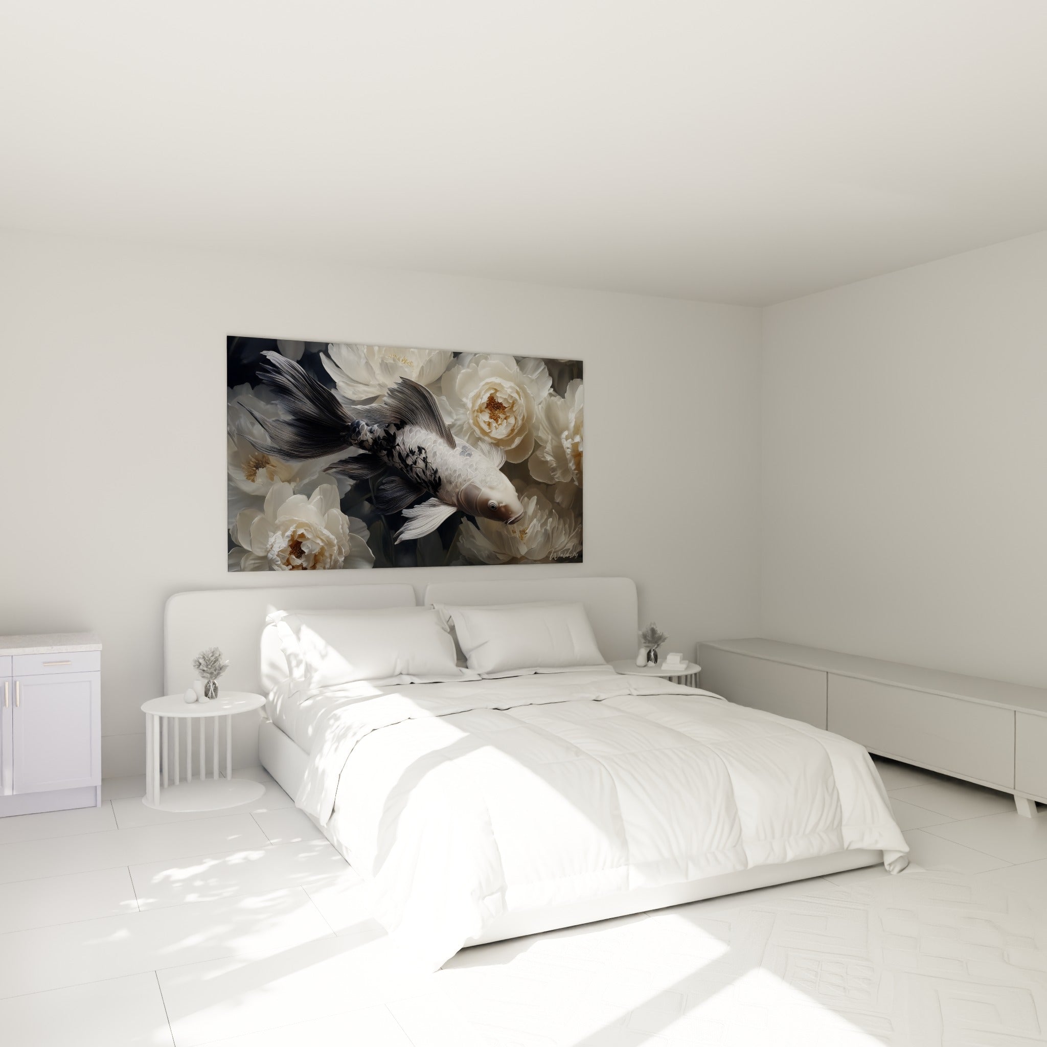 Poisson Koi aux nageoires argentées entouré de fleurs blanches, au-dessus d'un lit dans une chambre claire