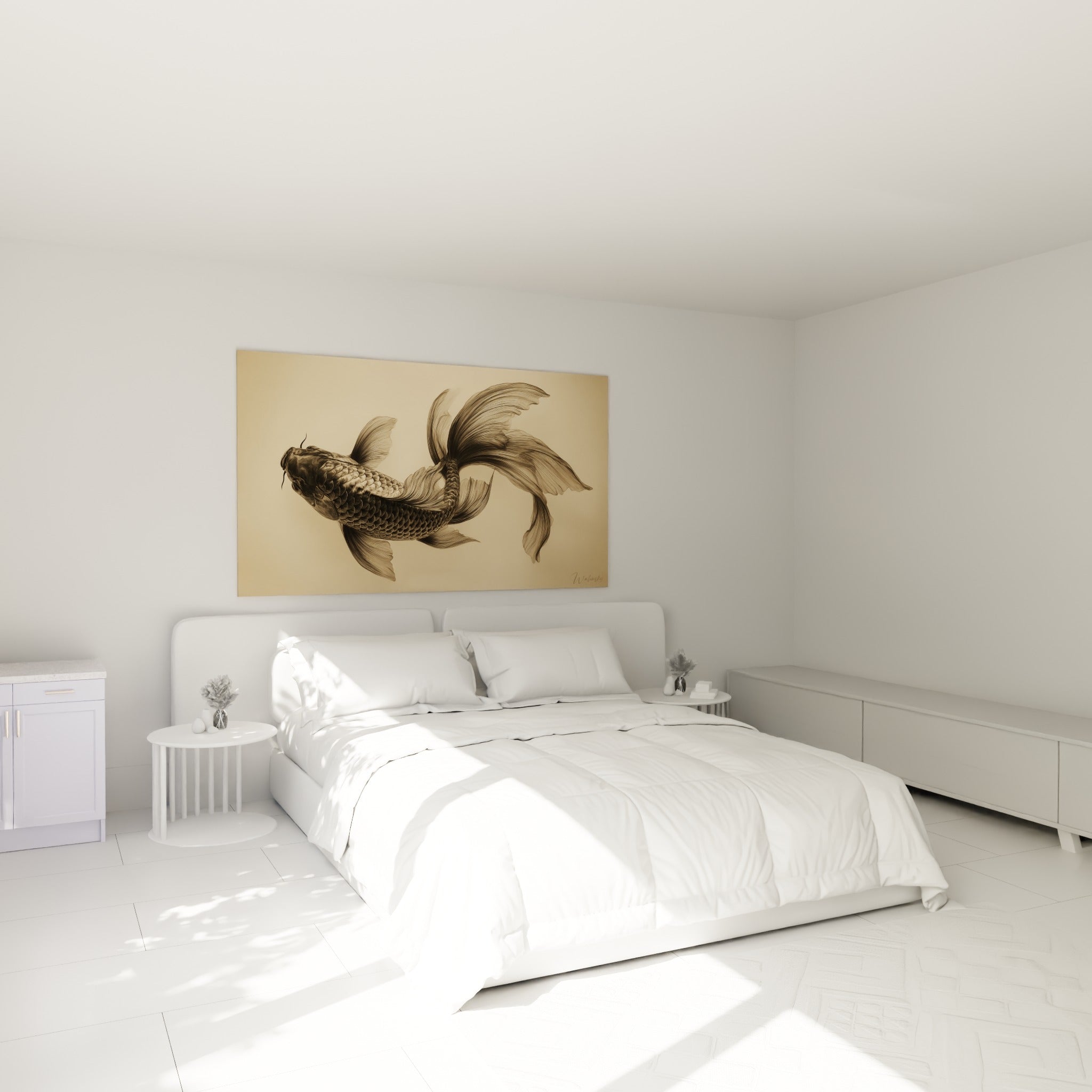 Carpe koï écailles brunes et nageoires beige déployées, accrochée au-dessus d'un lit dans une chambre claire