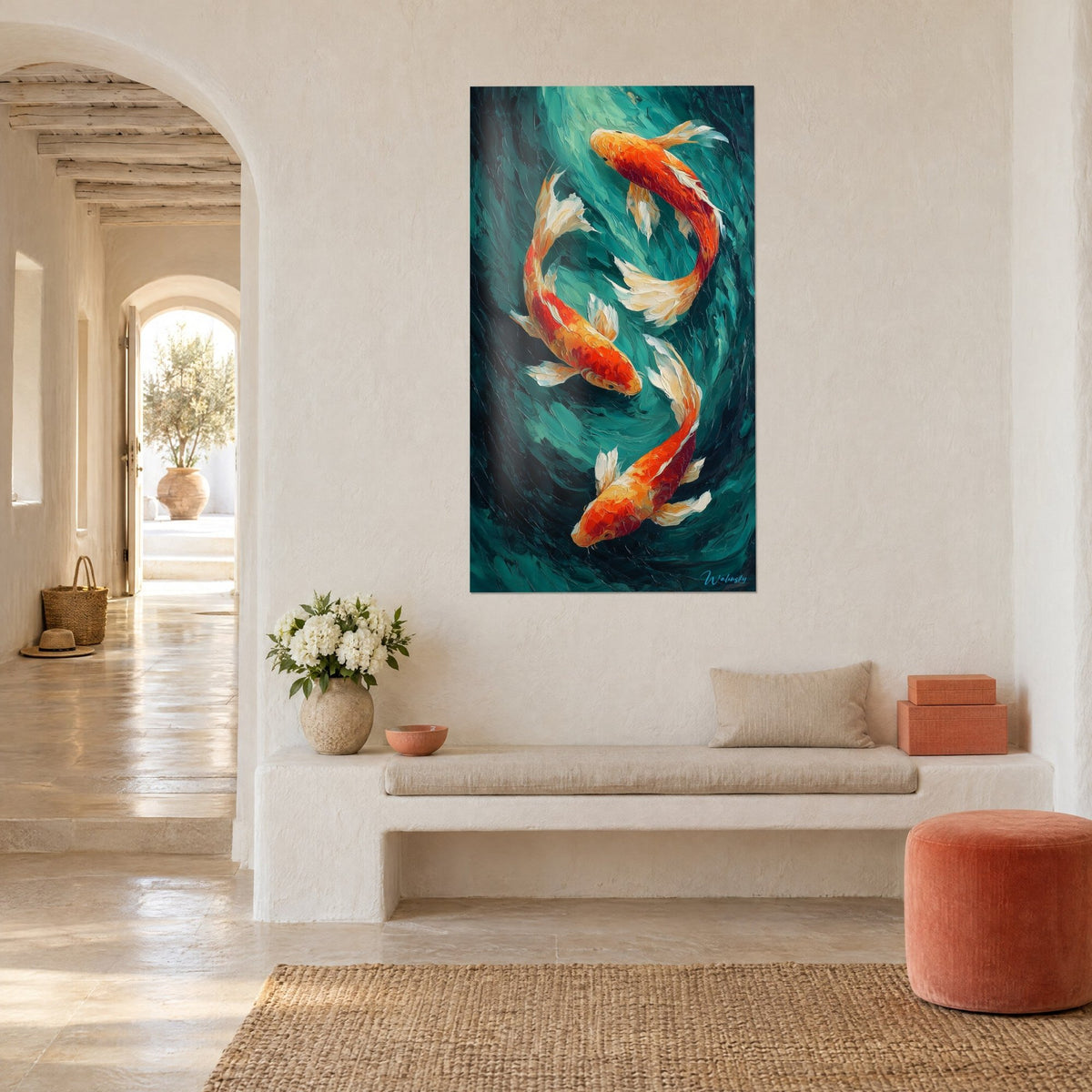 Quadro pesci rossi koi in colonna che roteano nell'acqua verde smeraldo, pinne color crema, muro imbiancato bianco di una casa mediterranea