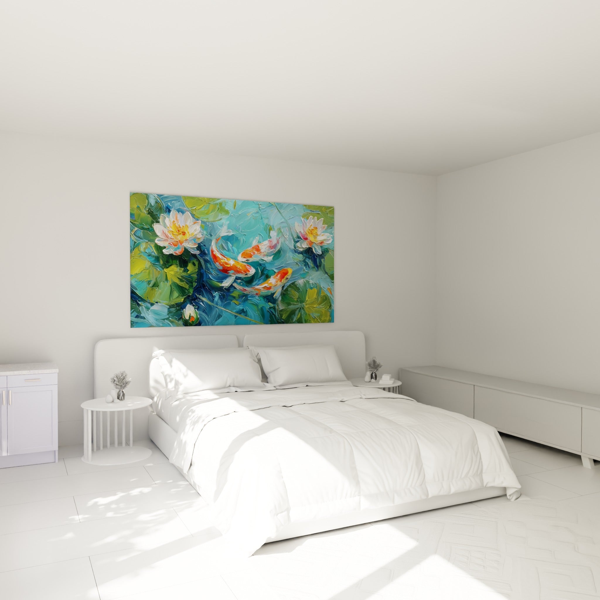 Koï orangées glissant sur une eau turquoise texturée, accrochées au-dessus d'un lit dans une chambre claire