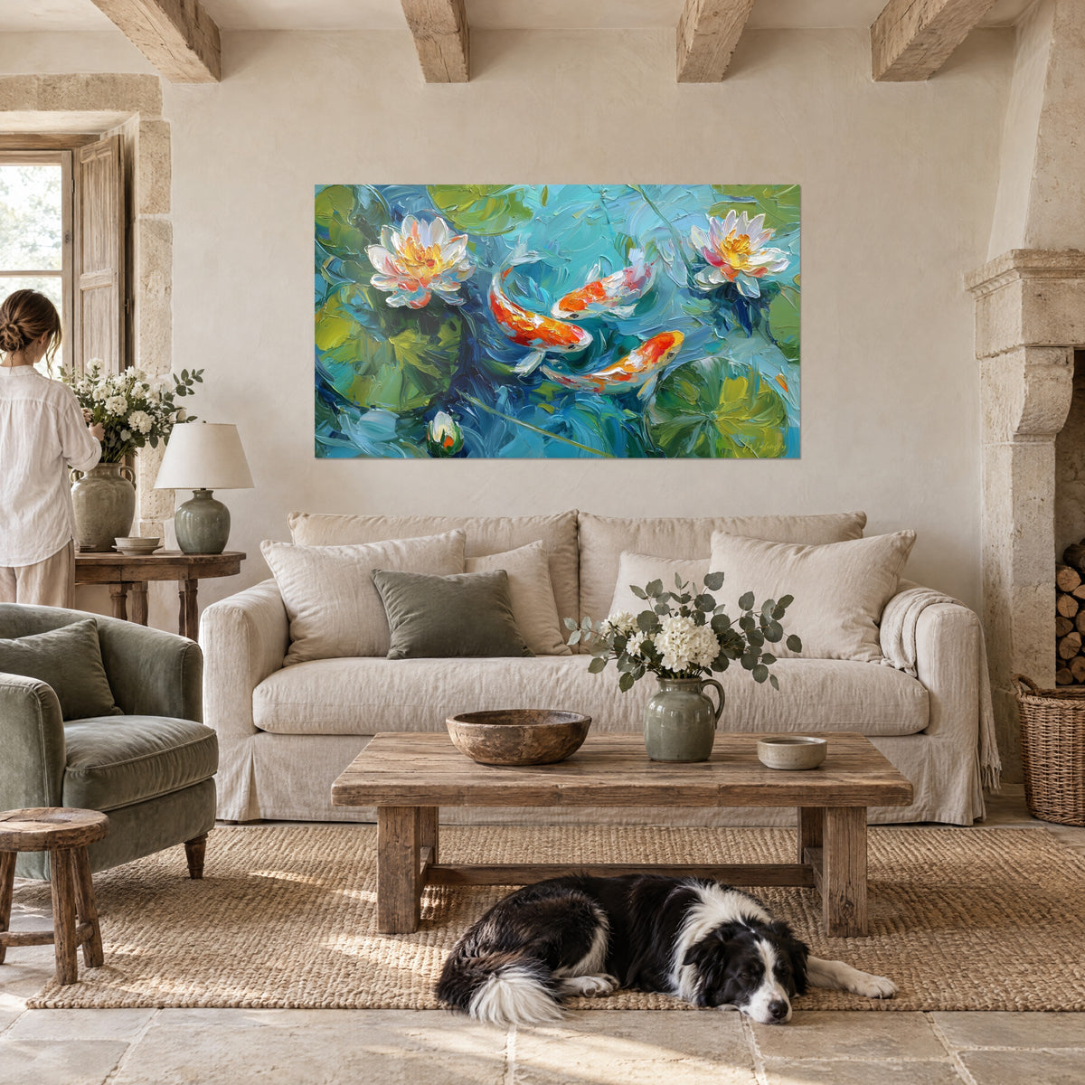 Quadro Carpe koi arancioni e bianche tra ninfee color crema, colori vivaci, persona di spalle, sopra un divano in un soggiorno luminoso