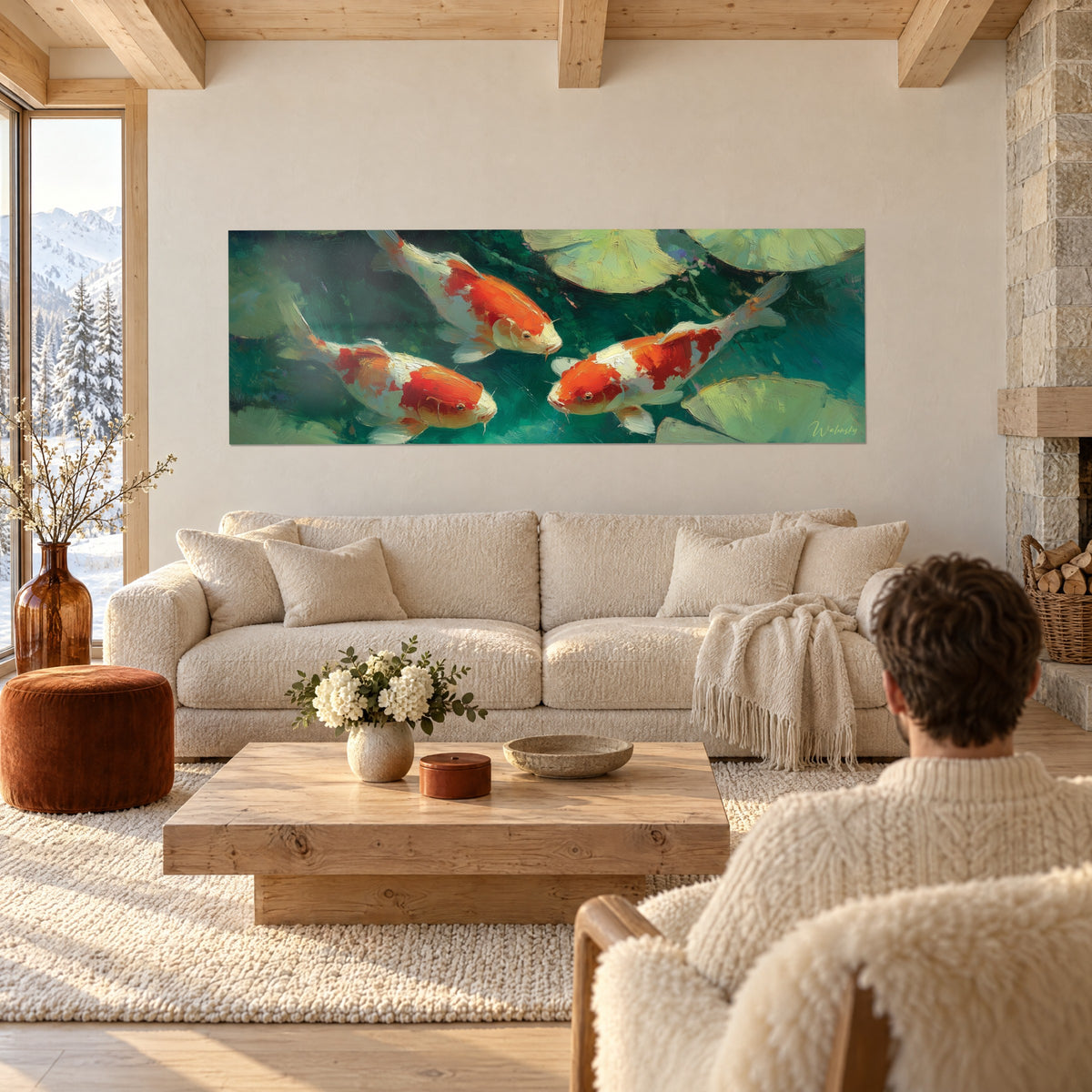 Quadro carpe koi arancioni e bianche sotto le ninfee, verde smeraldo, sopra un divano in un soggiorno luminoso