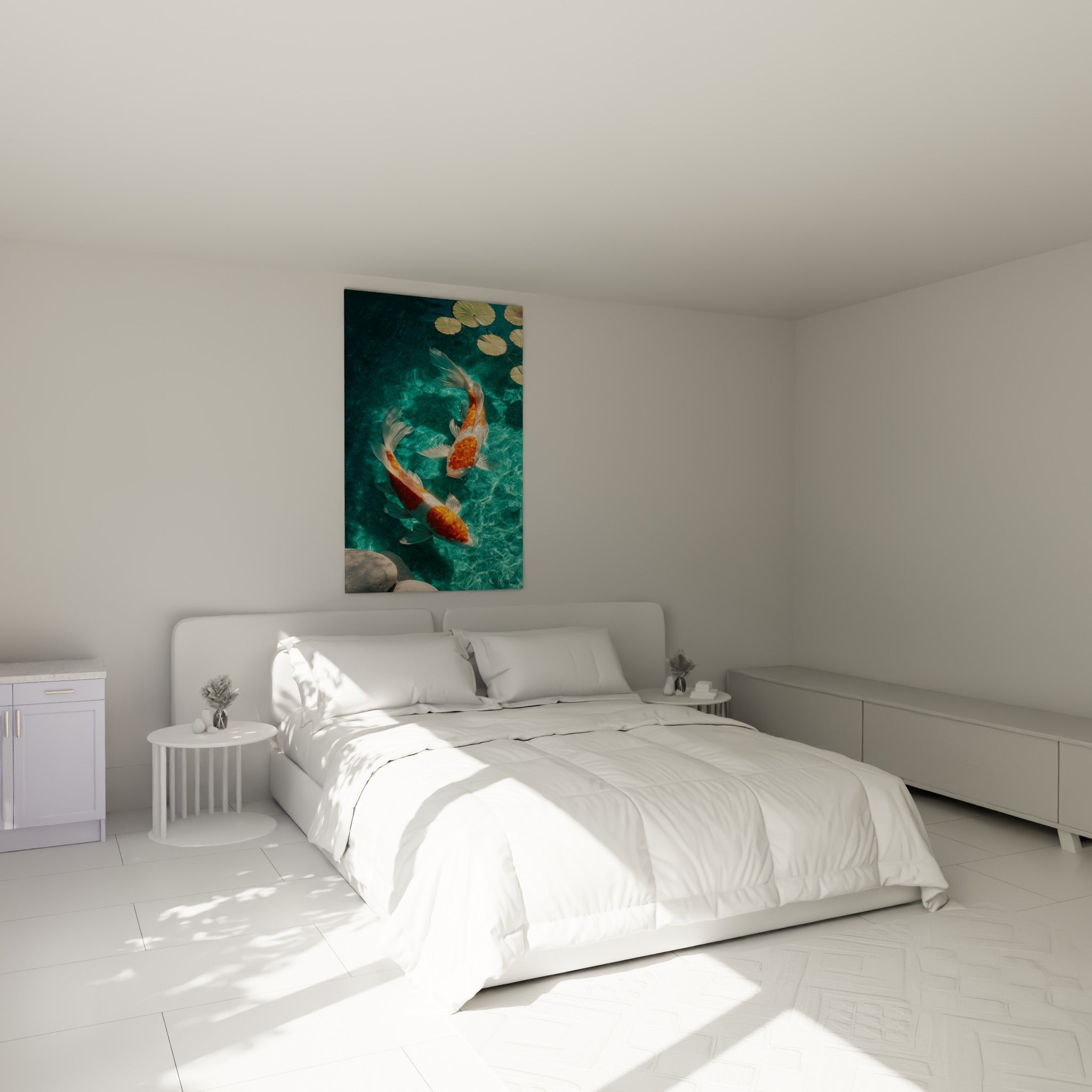 Carpes Koi orange vif glissant dans une eau turquoise, accrochées au-dessus d'un lit dans une chambre claire