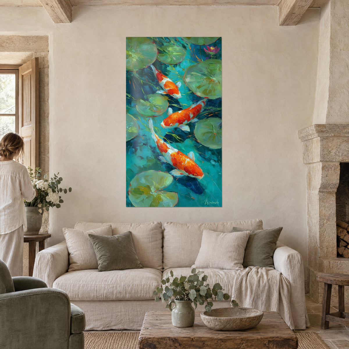 Quadro carpe koi arancioni e bianche che scivolano tra ninfee verdi su acqua turchese, sopra un divano in un soggiorno luminoso