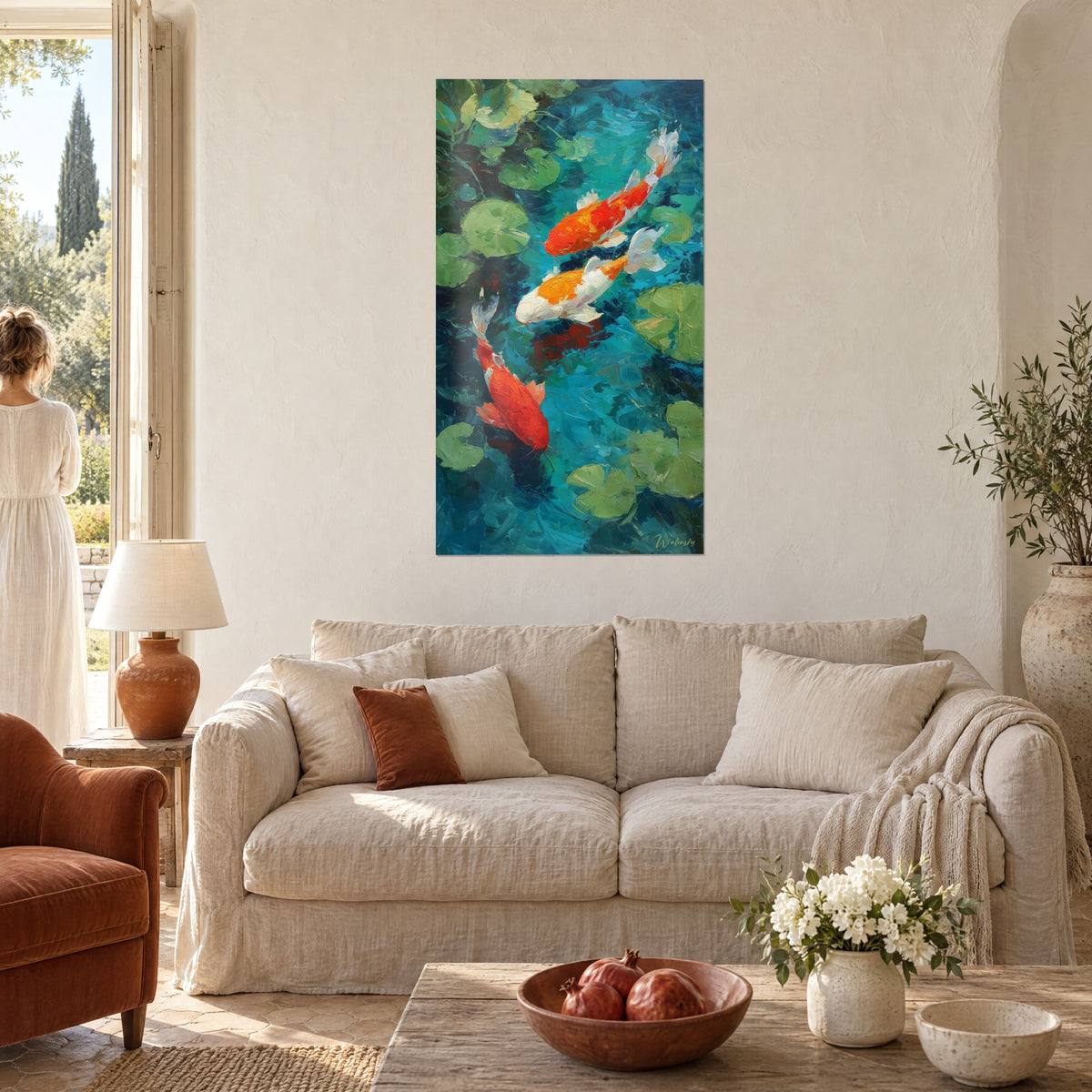 Quadro di carpe koi rosse e bianche che nuotano in diagonale su acqua turchese, ninfee verdi, sopra un divano in un soggiorno luminoso