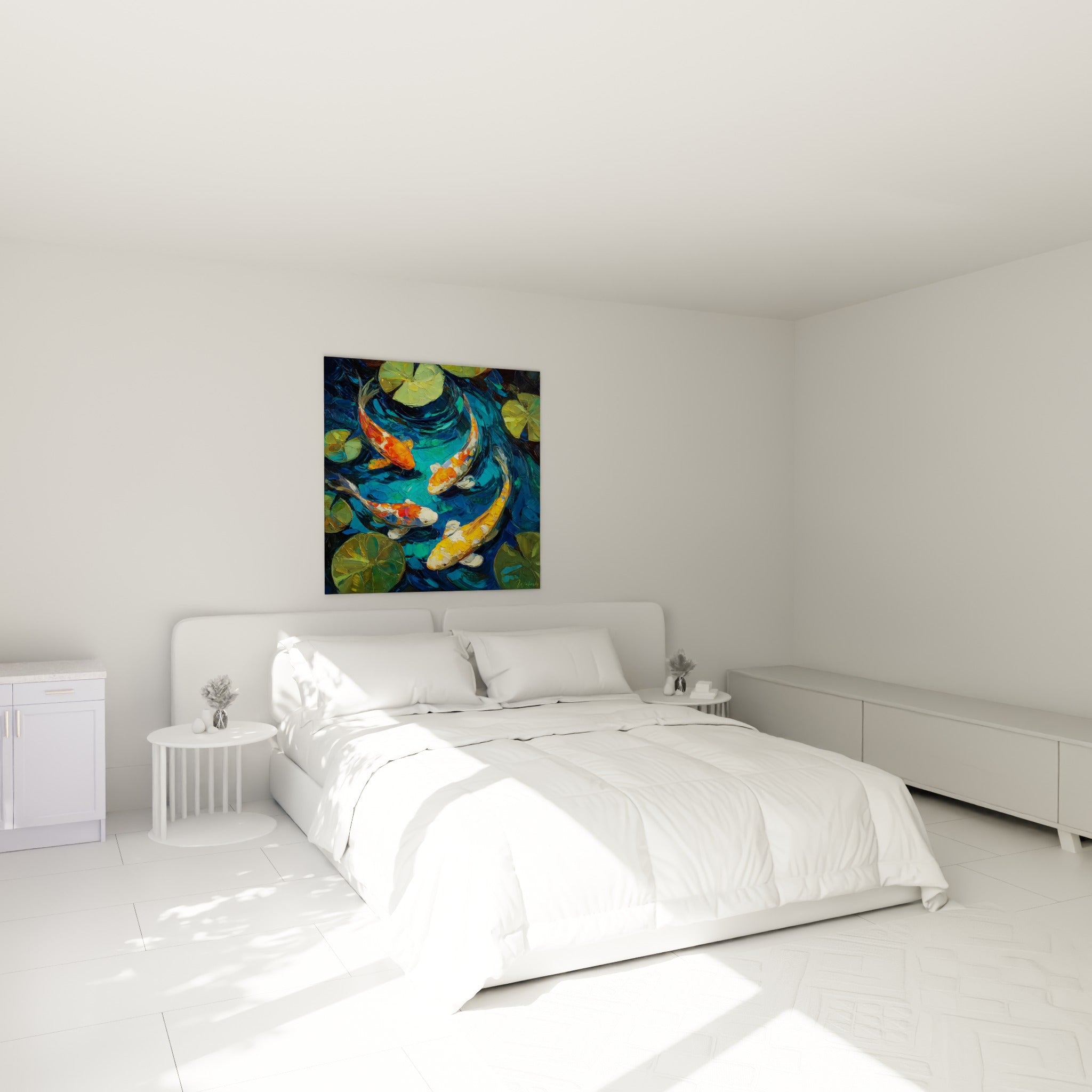 Carpes Koi orange et turquoise peintes en larges touches, accrochées au-dessus d'un lit dans une chambre claire