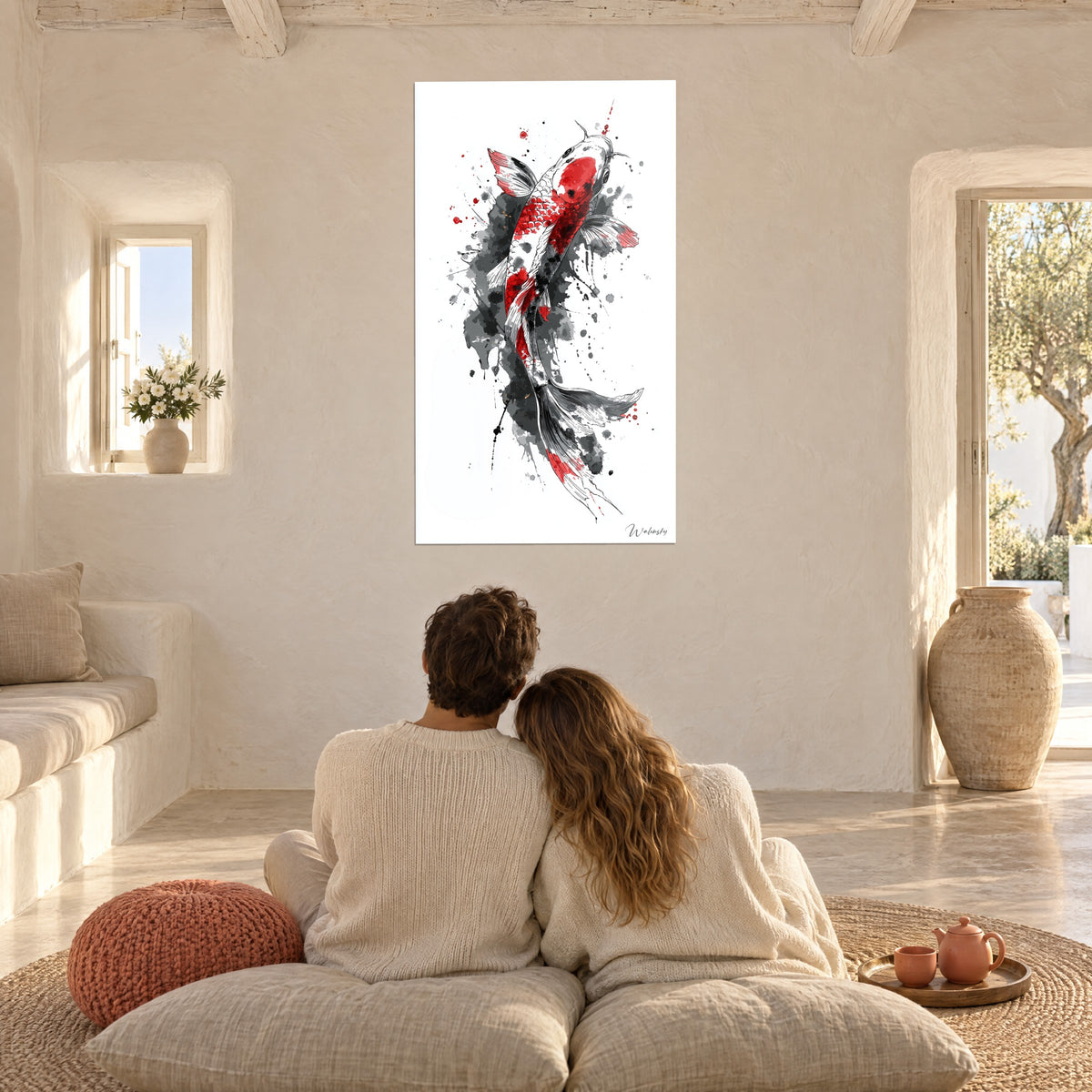 Schilderij met felrode koi met zwarte vlekken, verspreide inktdruppels, koppel van achteren omarmend op kussens, witte gestukte muur