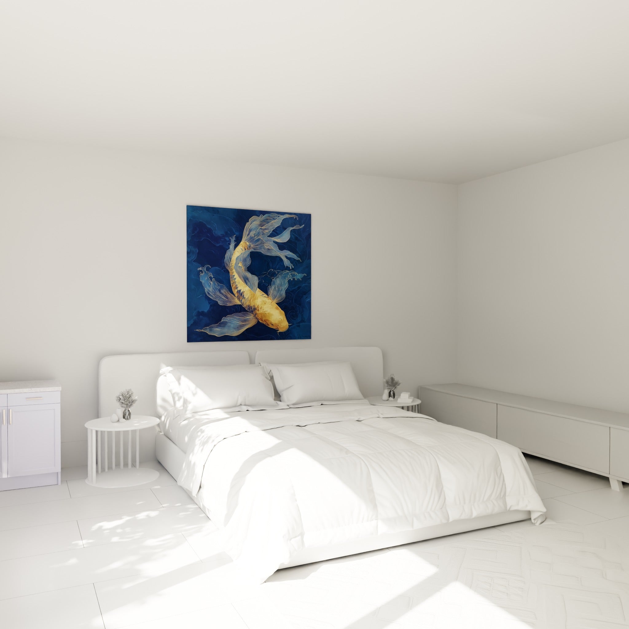 Poisson koi doré et bleu nuit accroché au-dessus d'un lit dans une chambre claire
