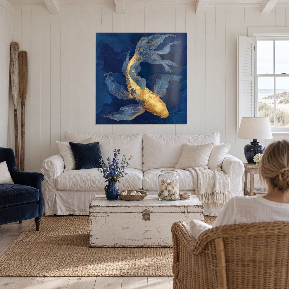 Quadro carpa koi dorata con pinne blu notte traforate su fondo notturno, sopra un divano in un soggiorno luminoso
