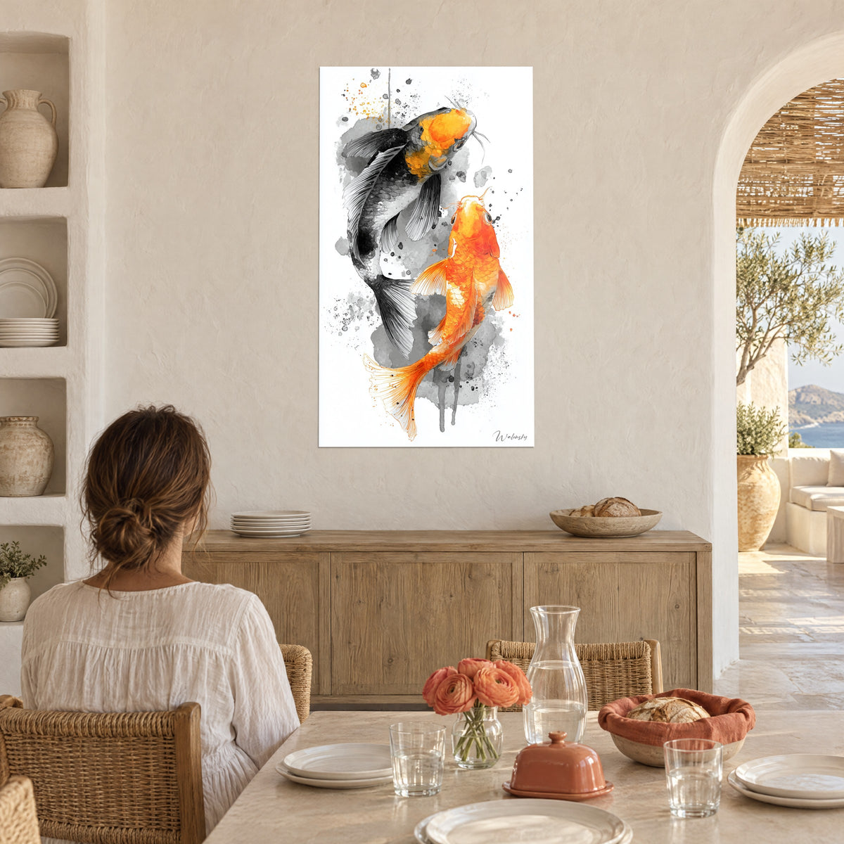 Cuadro pareja de carpas ornamentales en acuarela, naranja ámbar y negro chino, frente a una mesa puesta en un salón abovedado
