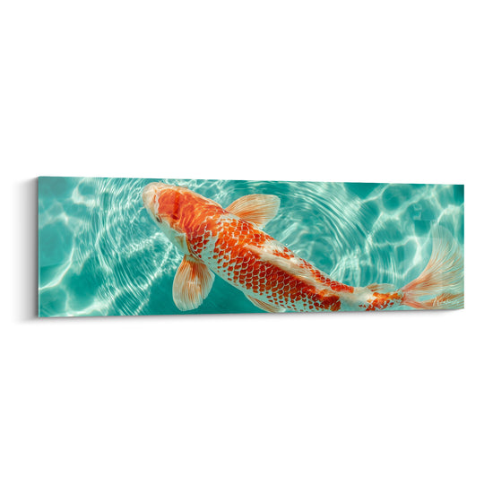 Koi orange et blanc nageant dans une eau turquoise cristalline aux reflets lumineux
