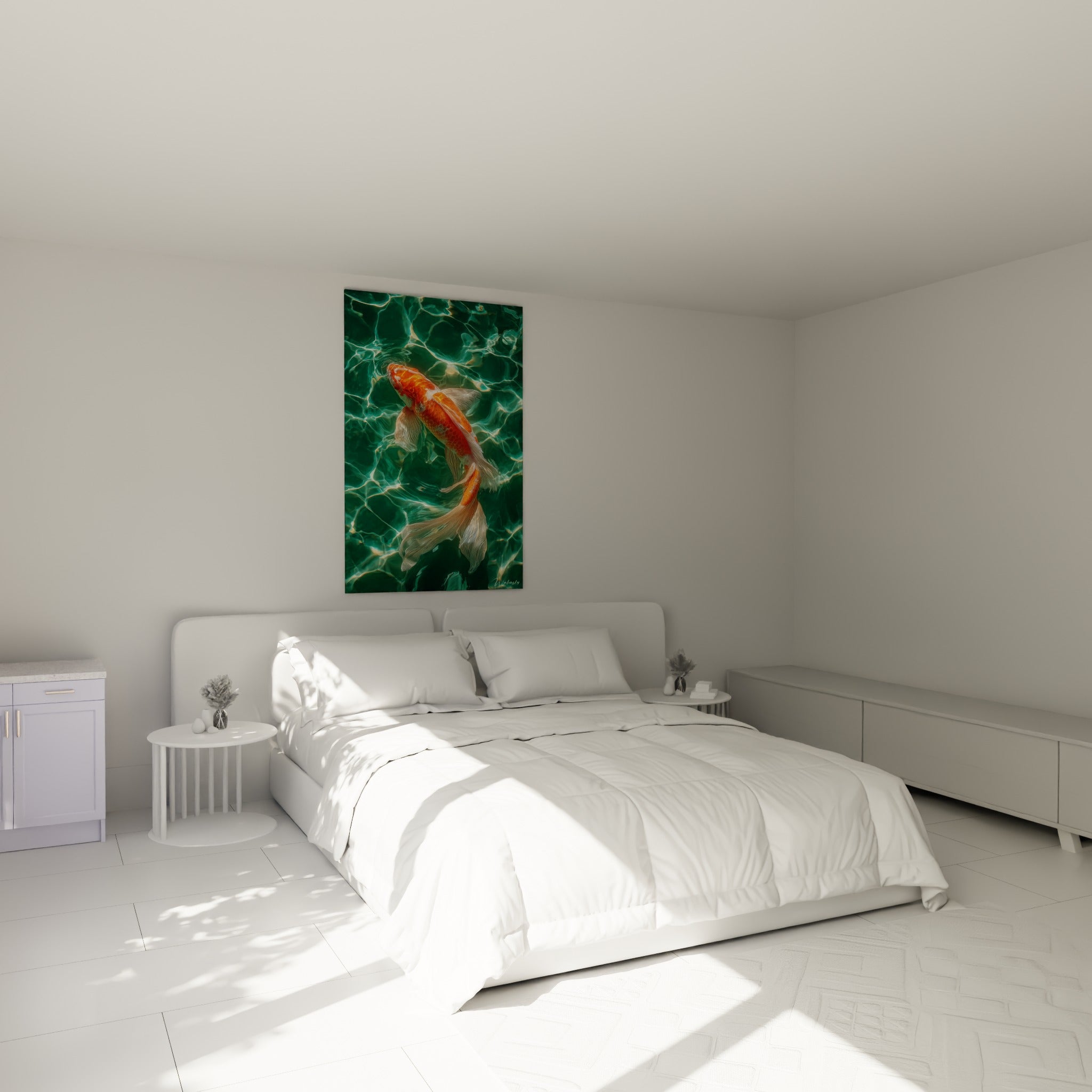 Poisson koï fauve glissant dans une eau vert émeraude, accroché au-dessus d'un lit dans une chambre claire