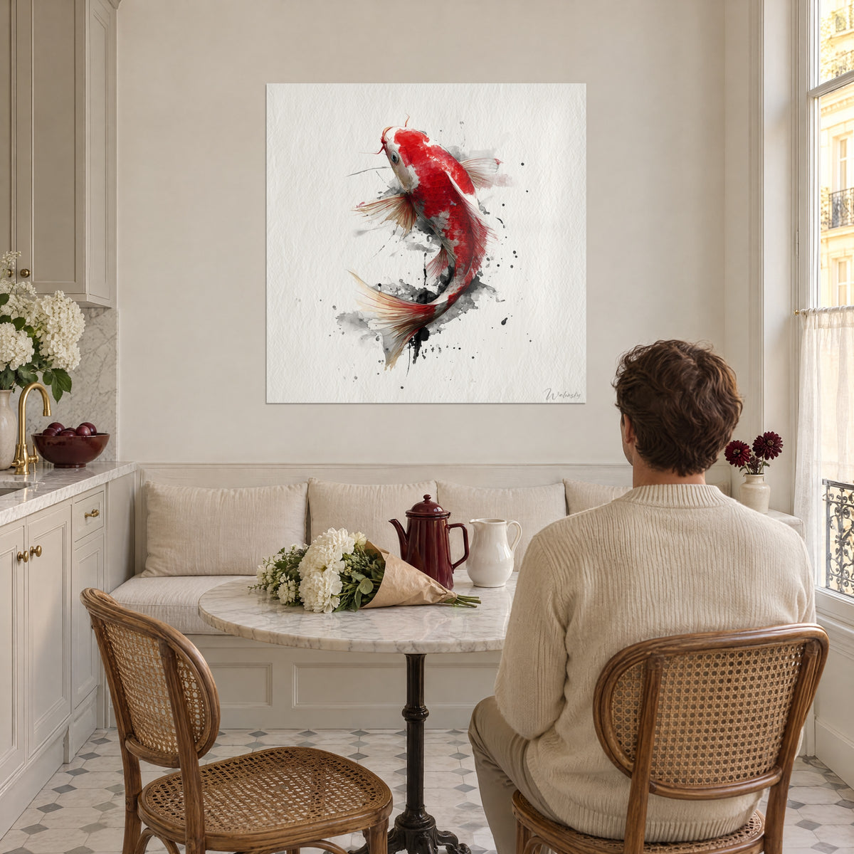 Quadro pesce ornamentale dalle squame rosso vivo e pinne beige, gocce di inchiostro nero, di fronte a un tavolo rotondo in marmo