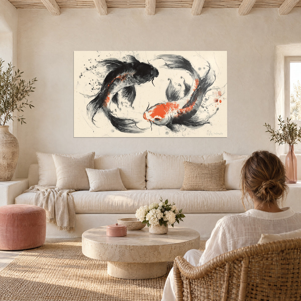Quadro due carpe koi nere e arancioni in cerchio, inchiostro su fondo crema, sopra un divano in un soggiorno luminoso