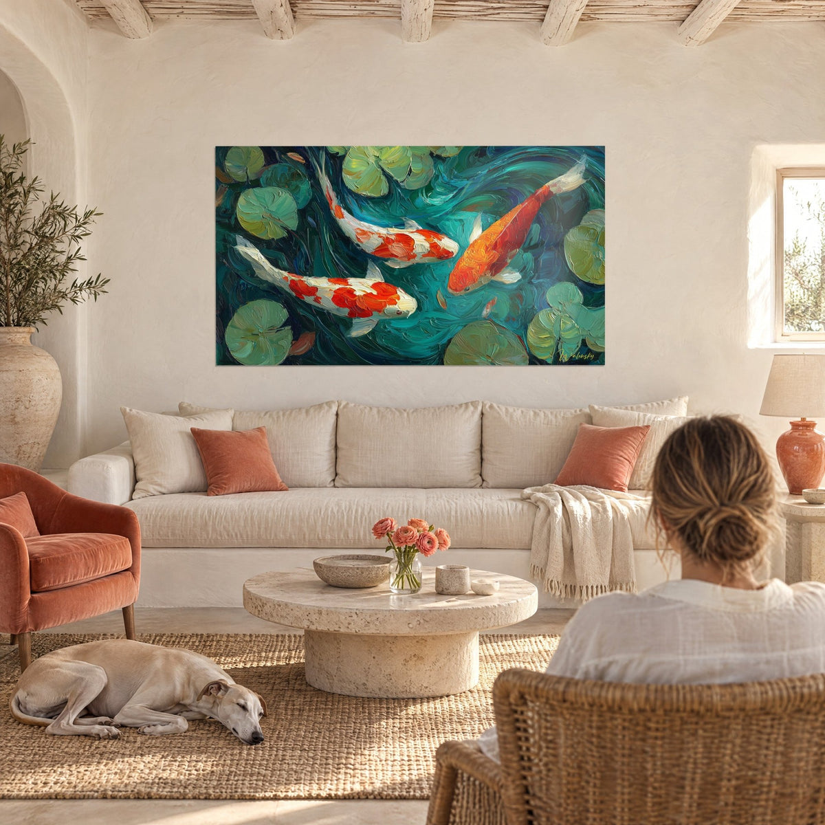 Gemälde mit drei roten und weißen Koi-Karpfen, die zwischen grünen Seerosen wirbeln, zwei Personen von hinten und ein Windhund, über einem Sofa in einem hellen Wohnzimmer