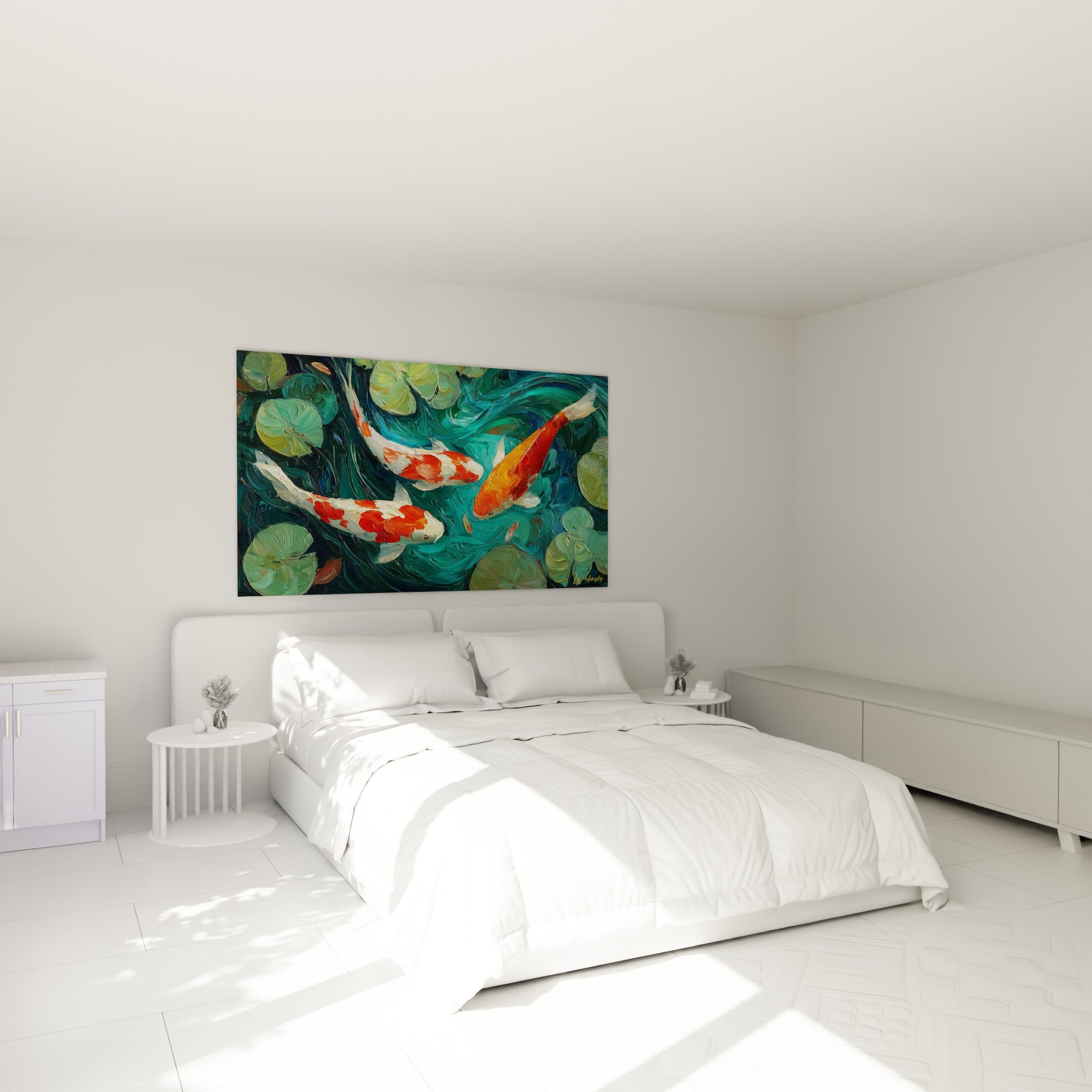 Poissons koï orange vif glissant sur fond turquoise, accrochés au-dessus d'un lit dans une chambre claire