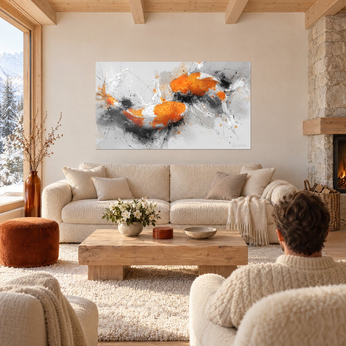 Schilderij oranje en witte koi-karpers die in een spiraal zwemmen, zwarte inktspatten, een persoon van achteren boven een bank in een lichte woonkamer